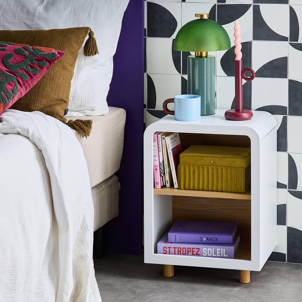 SWEEEK Table de chevet effet bois blanc et naturel. 2 niches