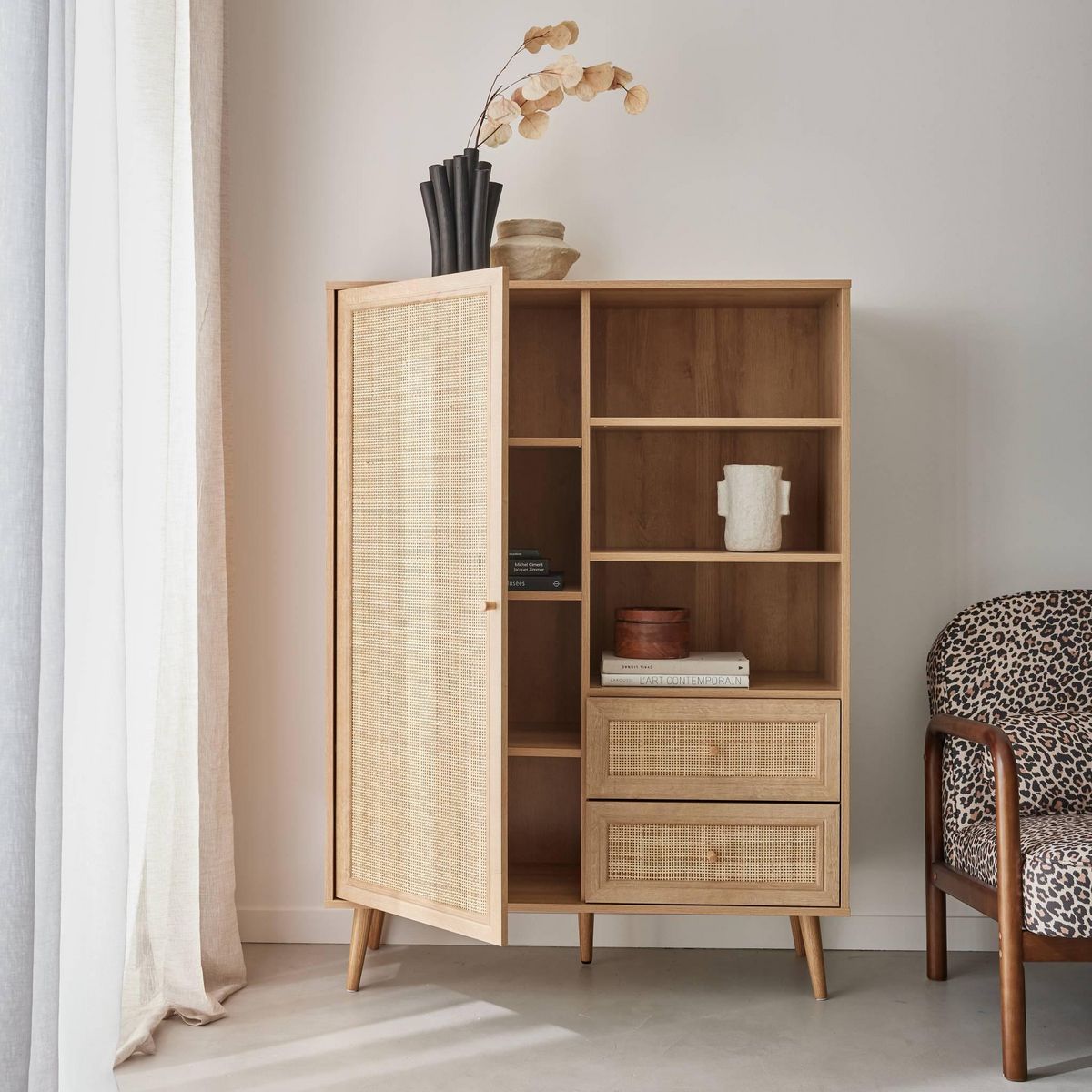 SWEEEK Buffet de rangement cannage et décor bois. buffet haut. vaisselier. 1 porte. 2 tiroirs. 6 étagères