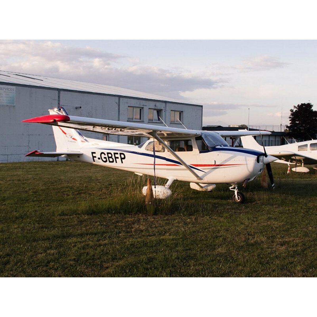 Smartbox Vol d'initiation de 30 min avec prise de commandes près de Paris - Coffret Cadeau Sport & Aventure