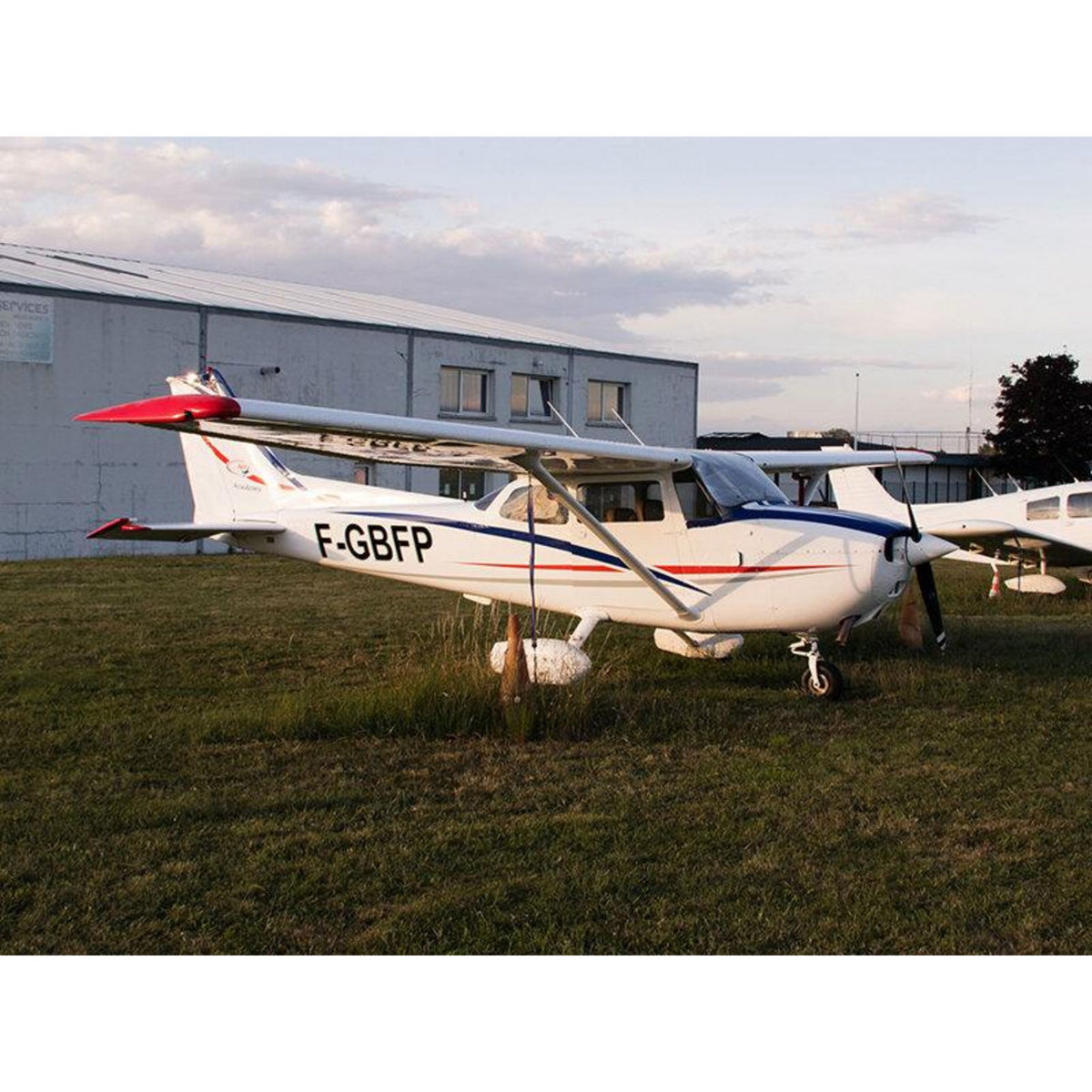 Smartbox Vol d'initiation de 30 min avec prise de commandes près de Paris - Coffret Cadeau Sport & Aventure