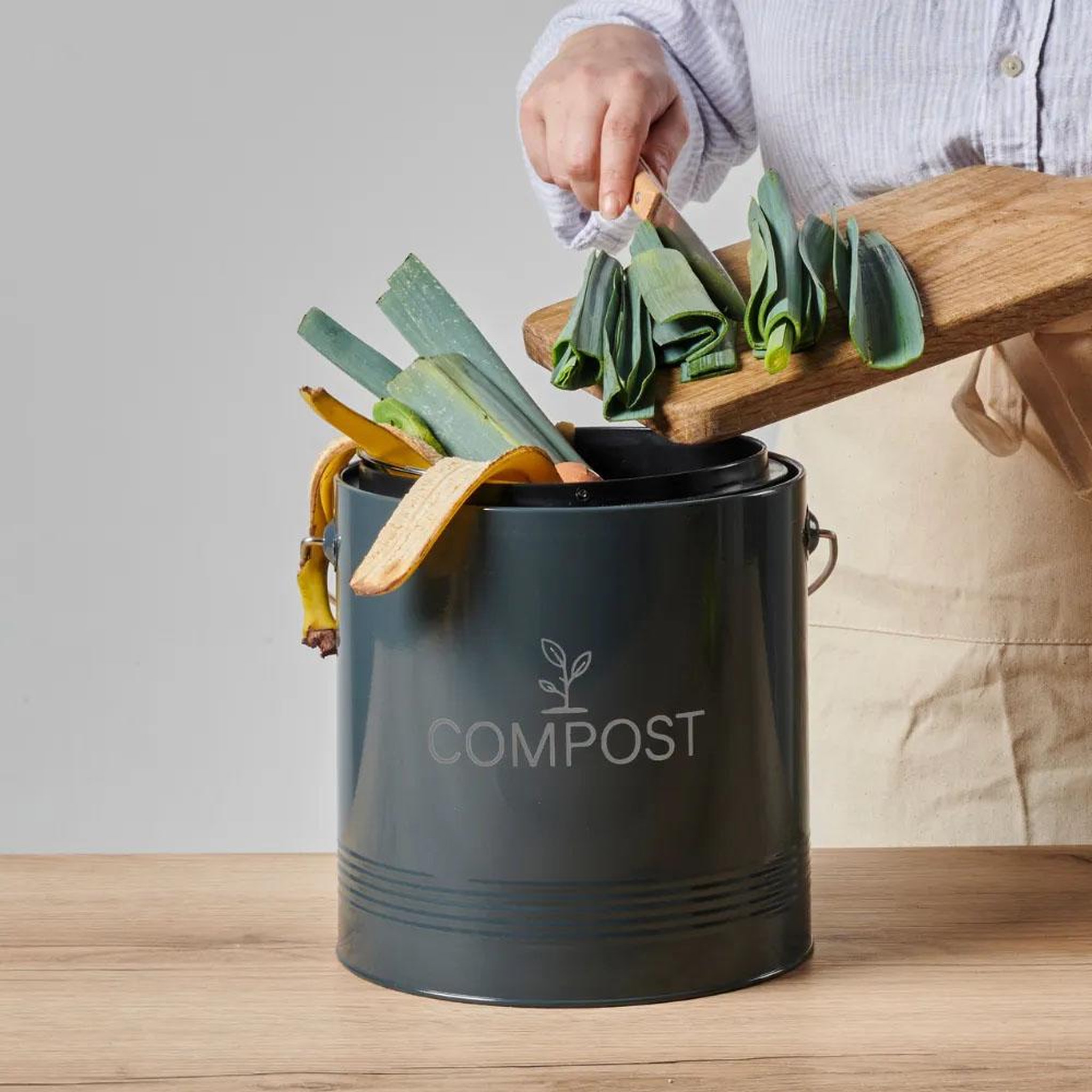 Voir la diapositive 2 : Guillouard Seau à compost rond 4.5l gris - 040615