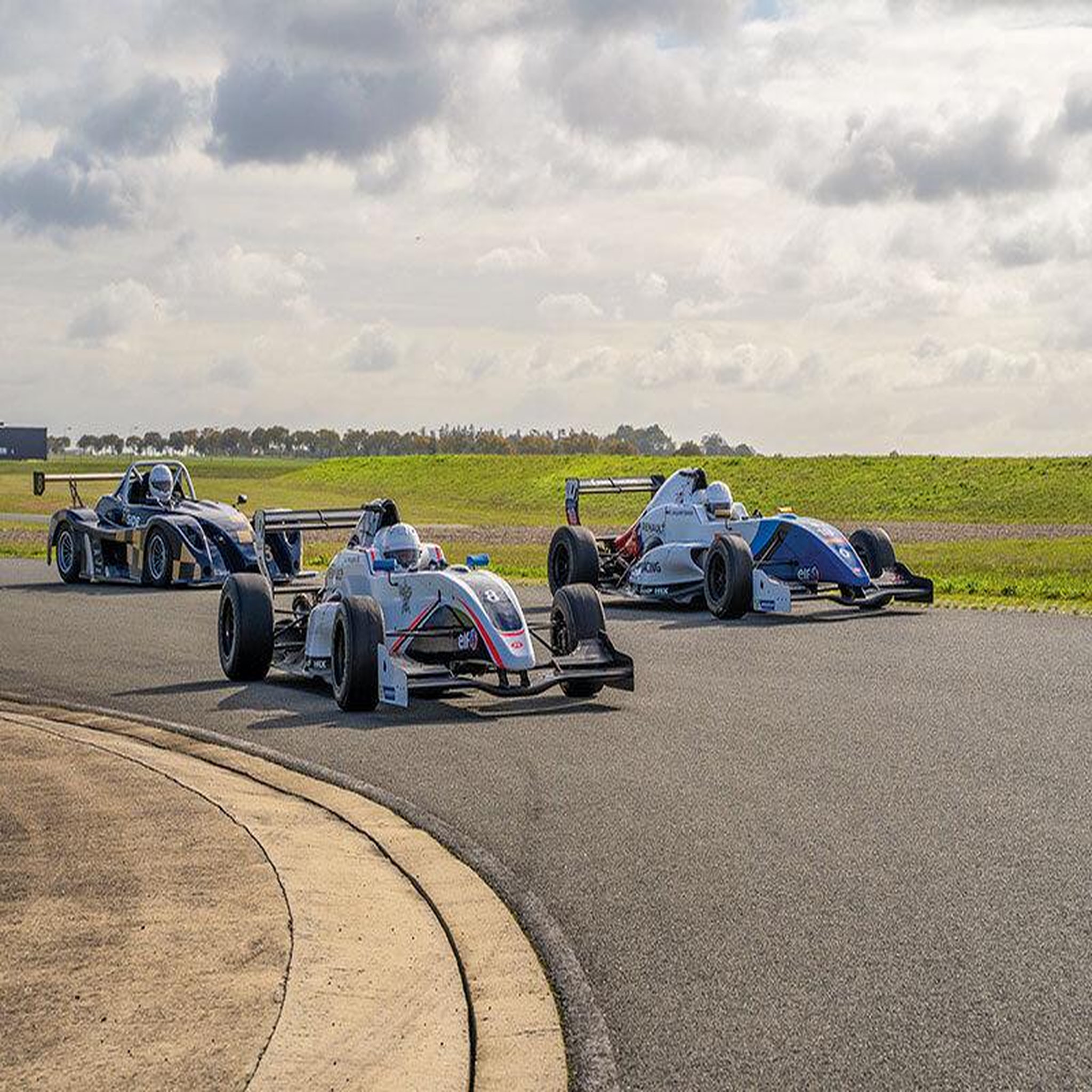 Voir la diapositive 2 : Smartbox Stage de pilotage : 5 tours de circuit en Formule Renault ou en Proto Funyo - Coffret Cadeau Sport & Aventure