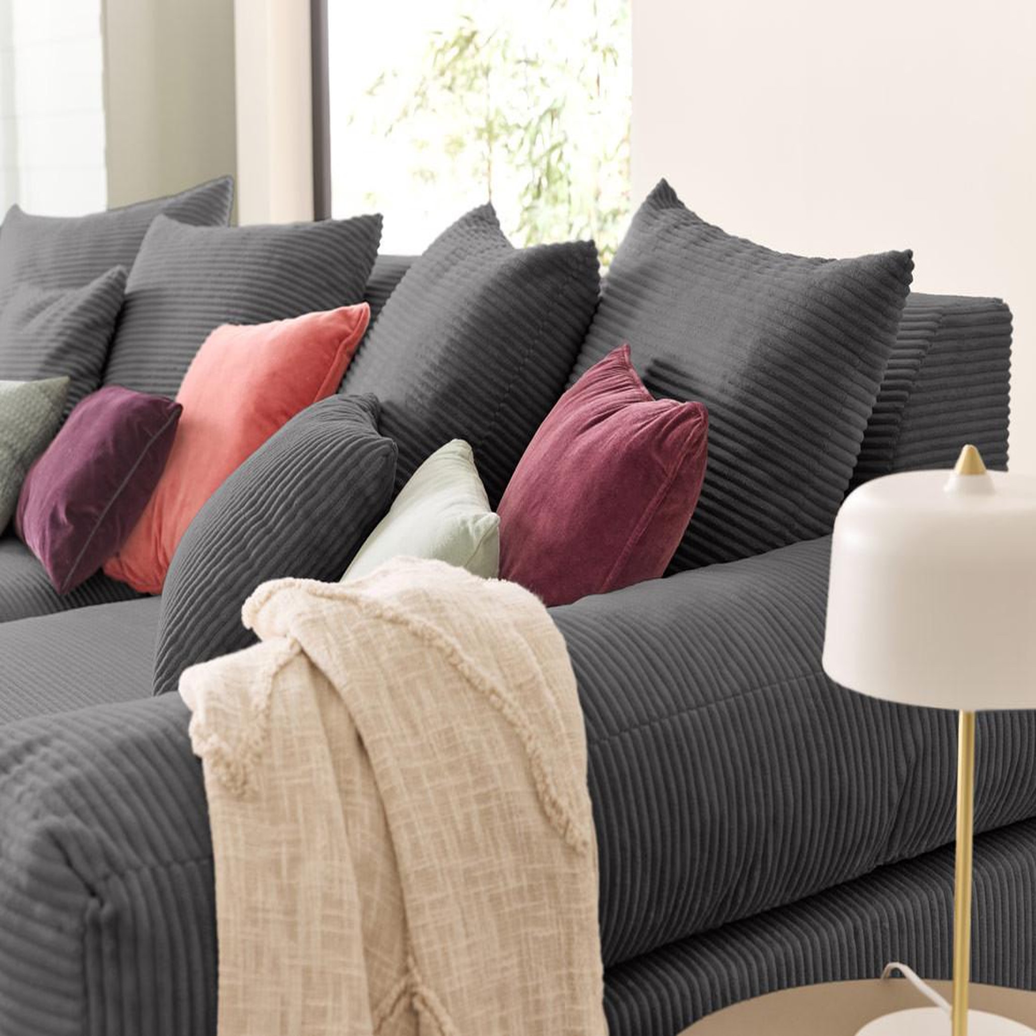 Voir la diapositive 3 : LISA DESIGN Aspen - canapé 4 places - assise profonde - velours côtelé