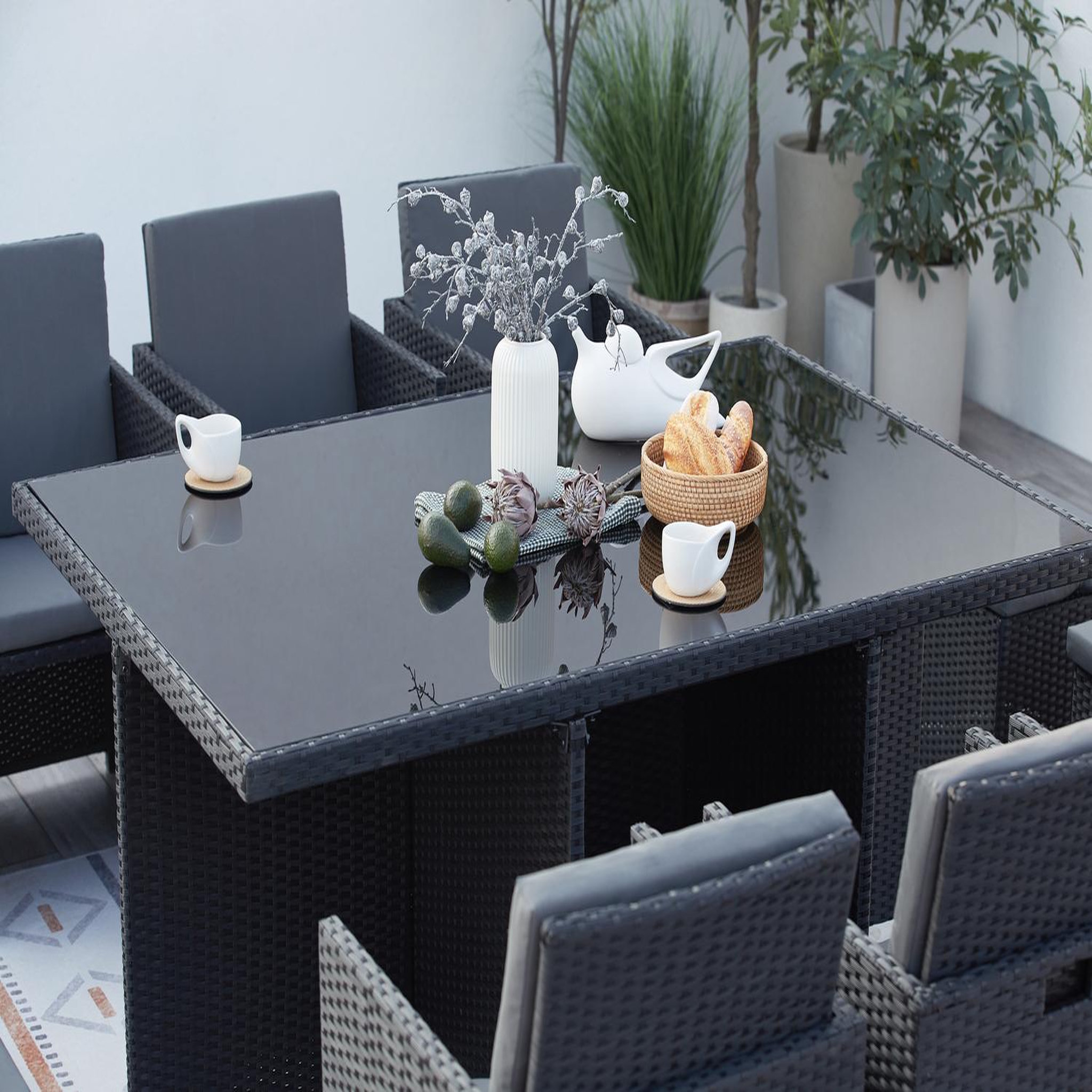 Voir la diapositive 6 : CONCEPT USINE Table et chaises 10 places encastrables en résine noir-gris monaco