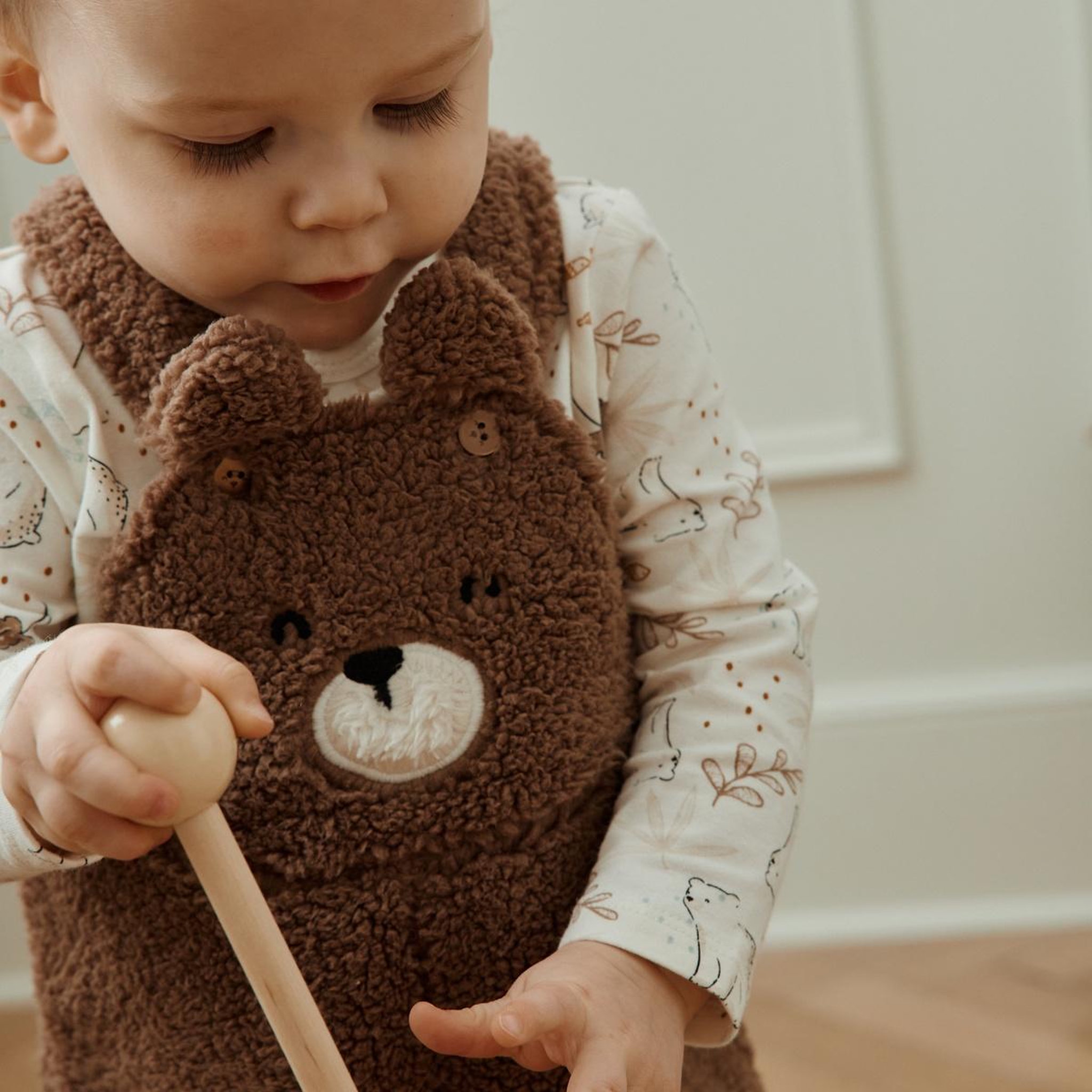 Voir la diapositive 6 : Petit Béguin Ensemble salopette bébé en sherpa et t-shirt Câlins
