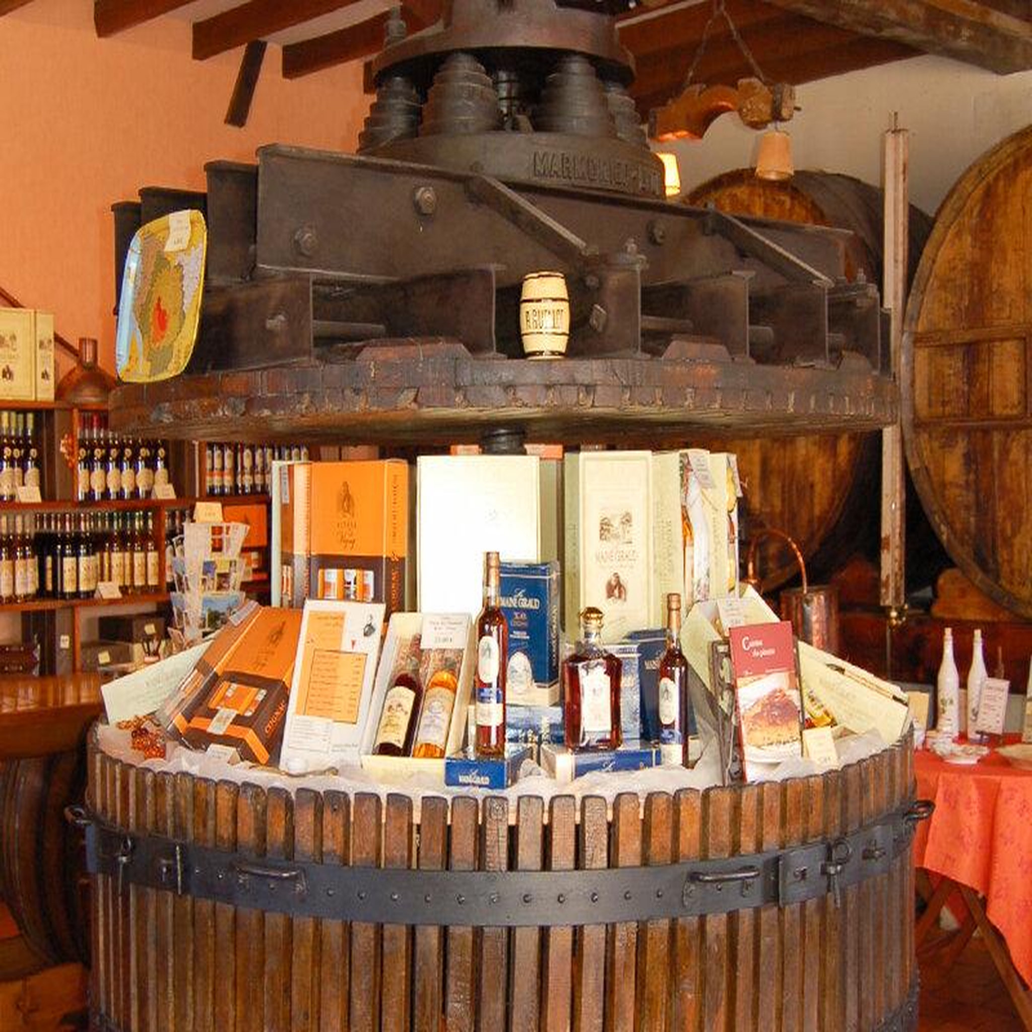 Voir la diapositive 3 : Smartbox Visite de domaine viticole et de musée avec dégustation et coffret de vins - coffret cadeau sport & aventure