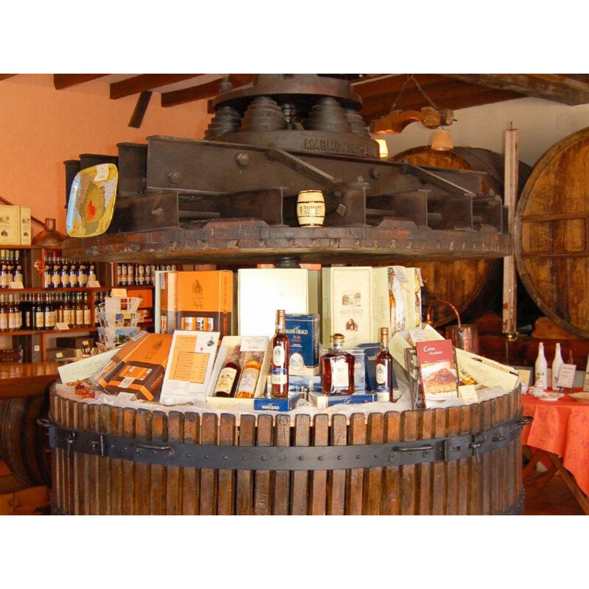 Smartbox Visite de domaine viticole et de musée avec dégustation et coffret de vins - Coffret Cadeau Sport & Aventure