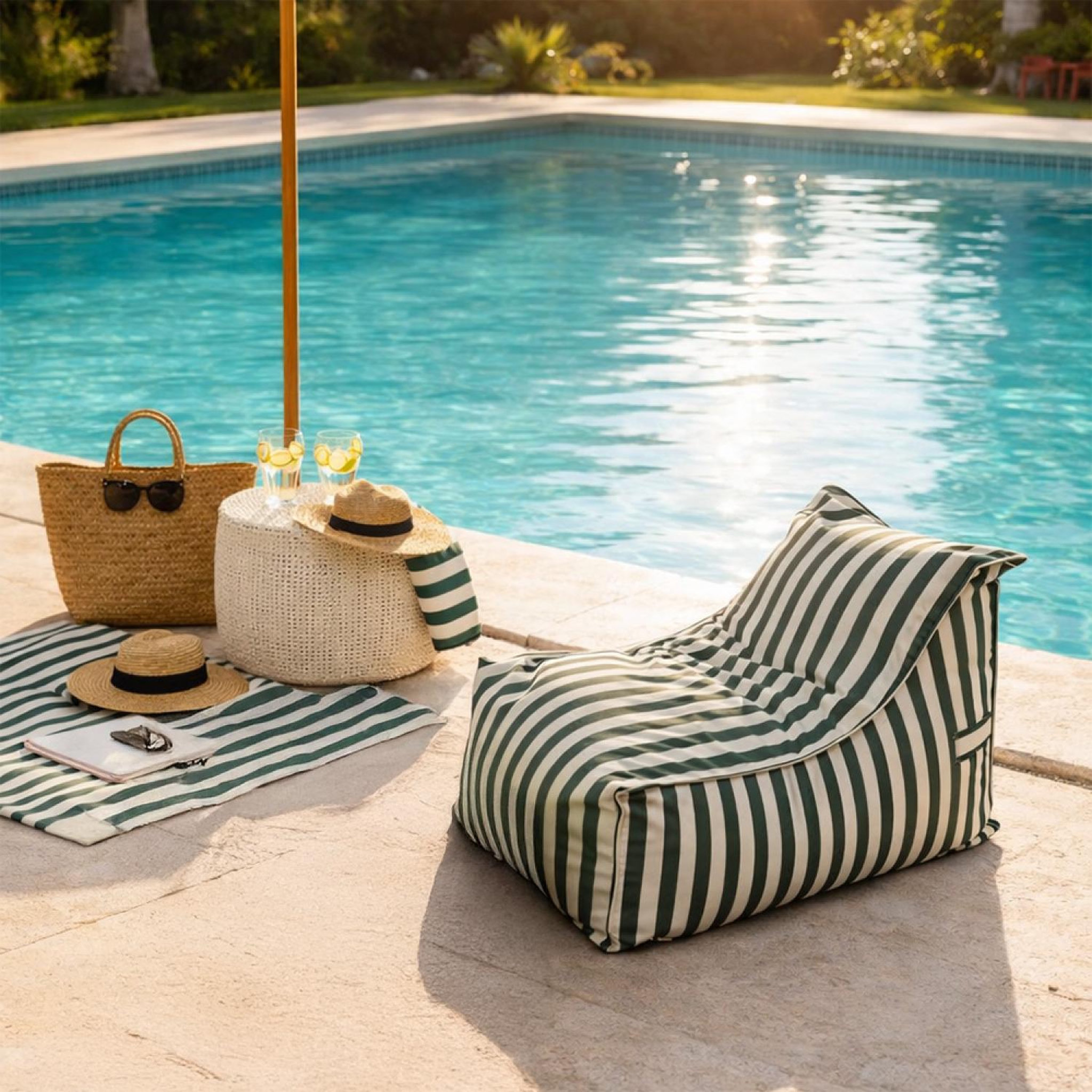 Voir la diapositive 2 : CONCEPT USINE Pouf exterieur rayé vert en tissu déperlant 100x65x65 cm positano