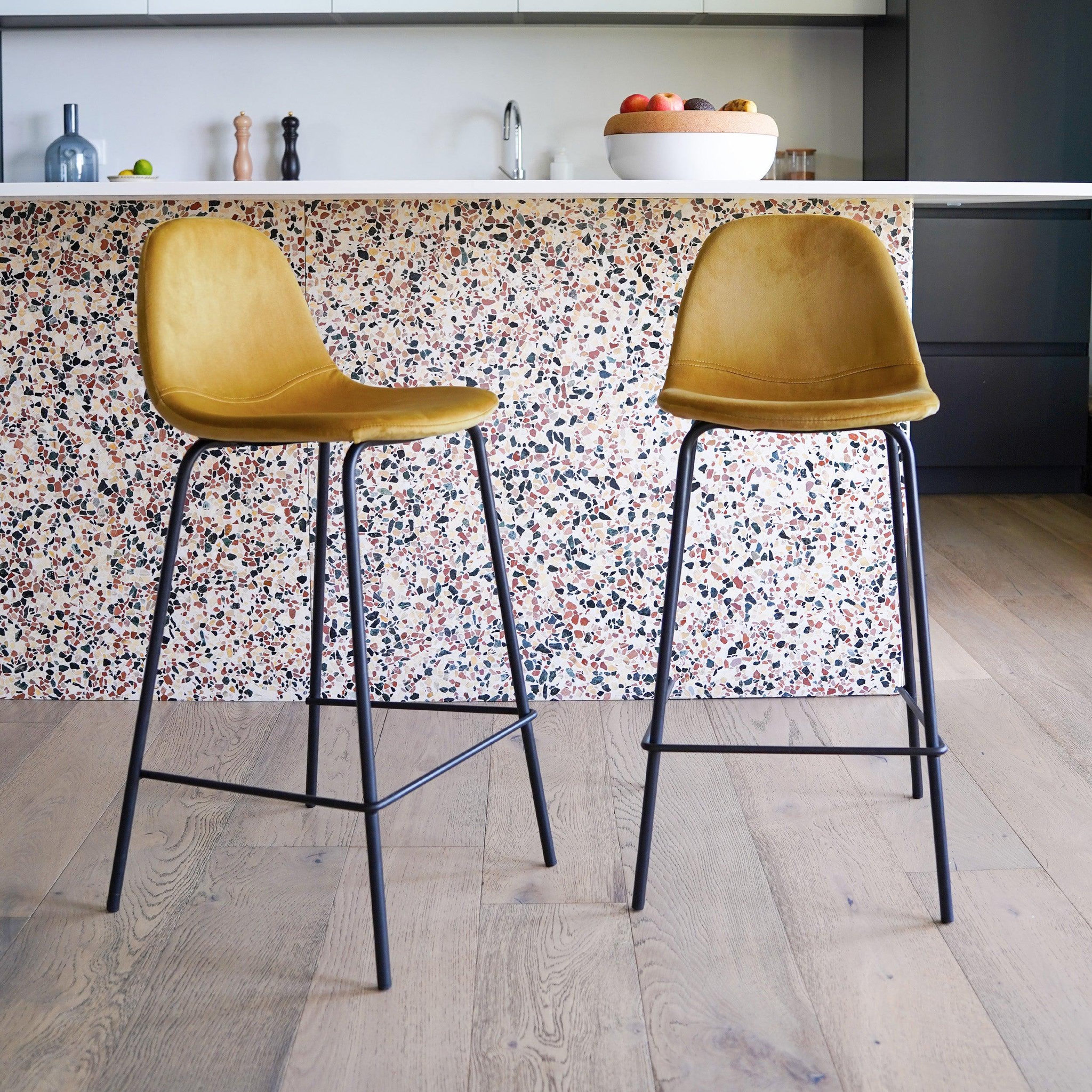 Voir la diapositive 2 : MAISON PAVANE Lot de 2 chaises pour îlot central 65 cm en velours jaune-henrik