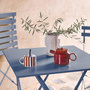 Voir la diapositive 5 : SWEEEK Table de jardin bistrot pliante métal + 2 assises bleu grisé 70 x 70cm. acier thermolaqué