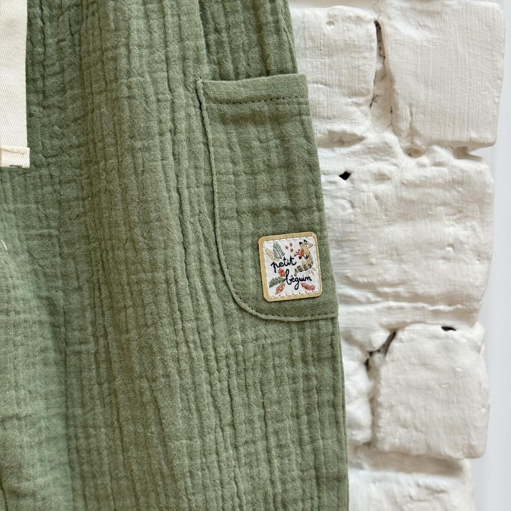 Voir la diapositive 6 : Petit Béguin Pantalon enfant en gaze de coton gabin