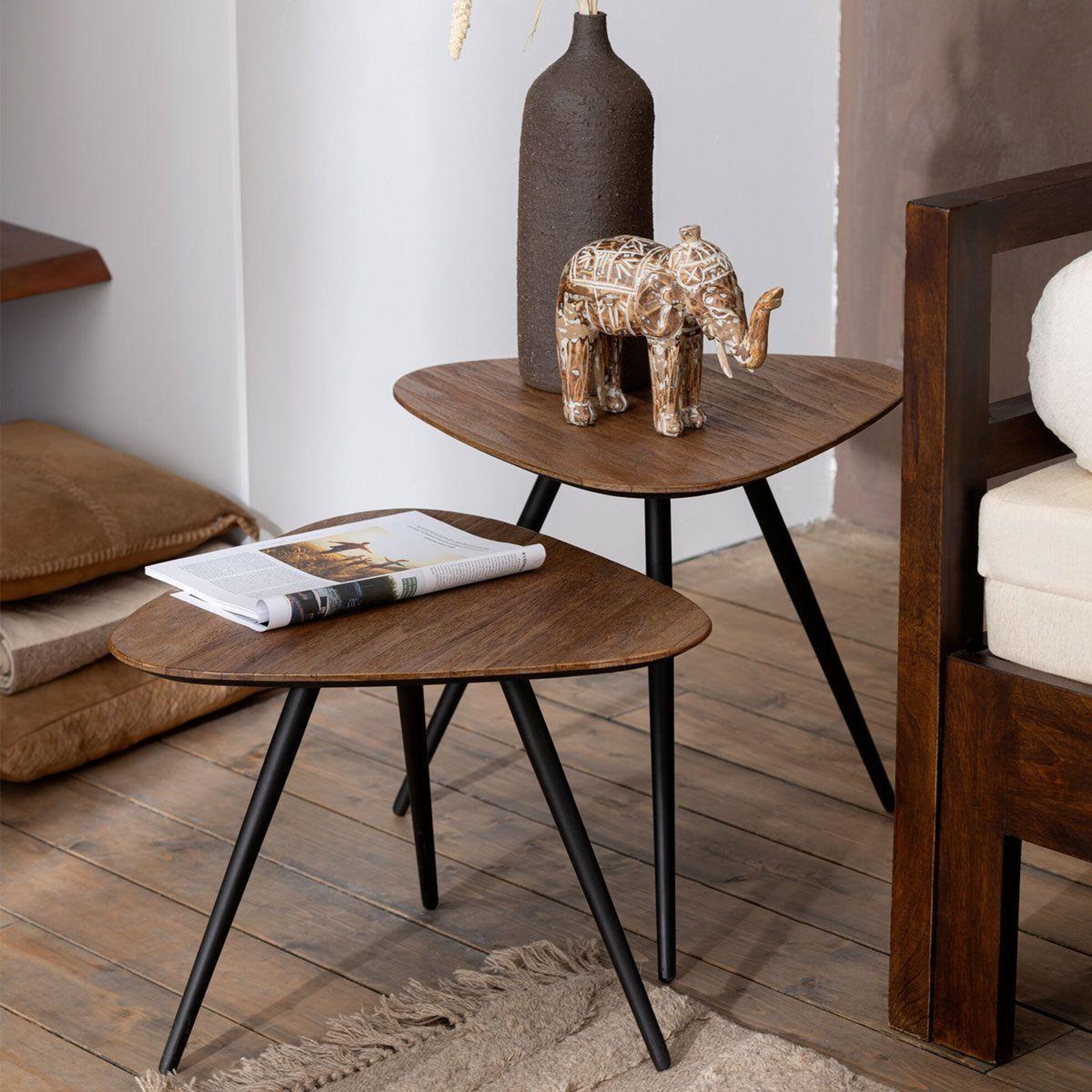 Voir la diapositive 5 : J-LINE Lot de 2 tables d'appoint triangles  teck  50cm naturel