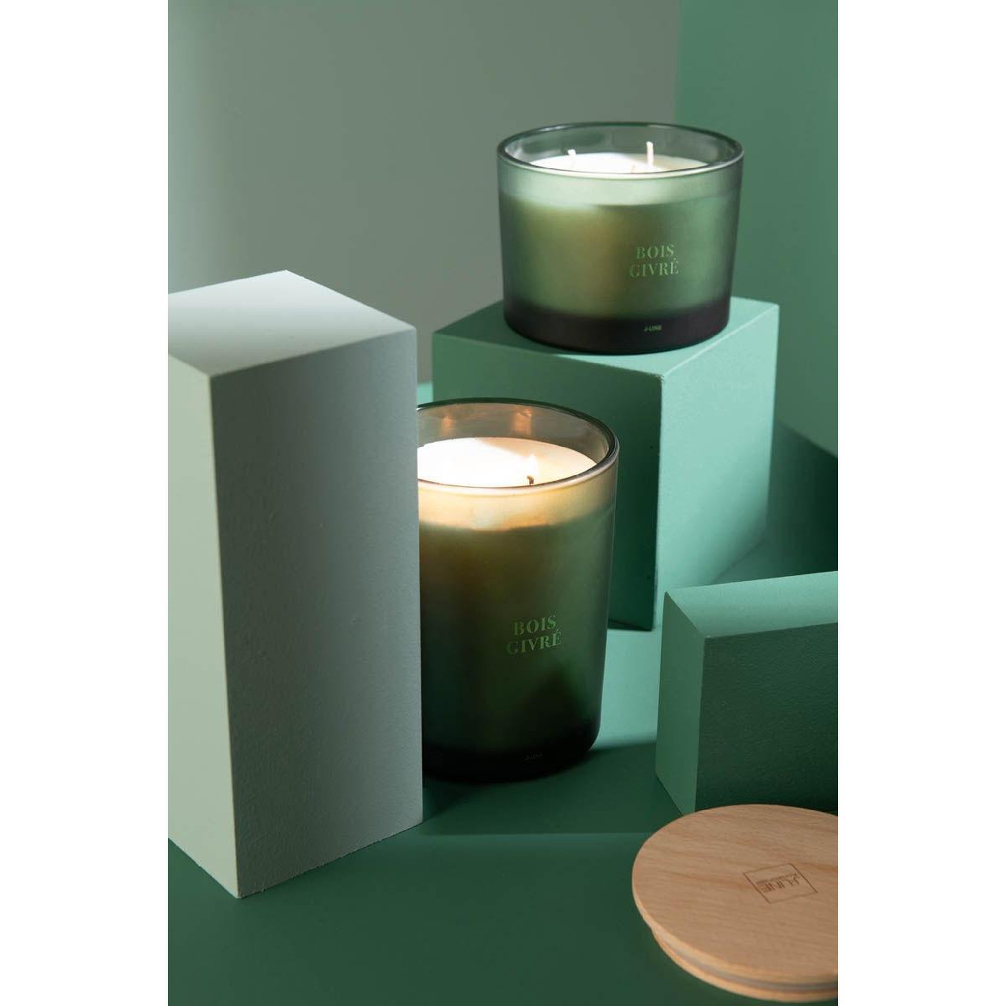 Voir la diapositive 6 : J-LINE Bougie parfumée  accords essentiels  10cm bois givré