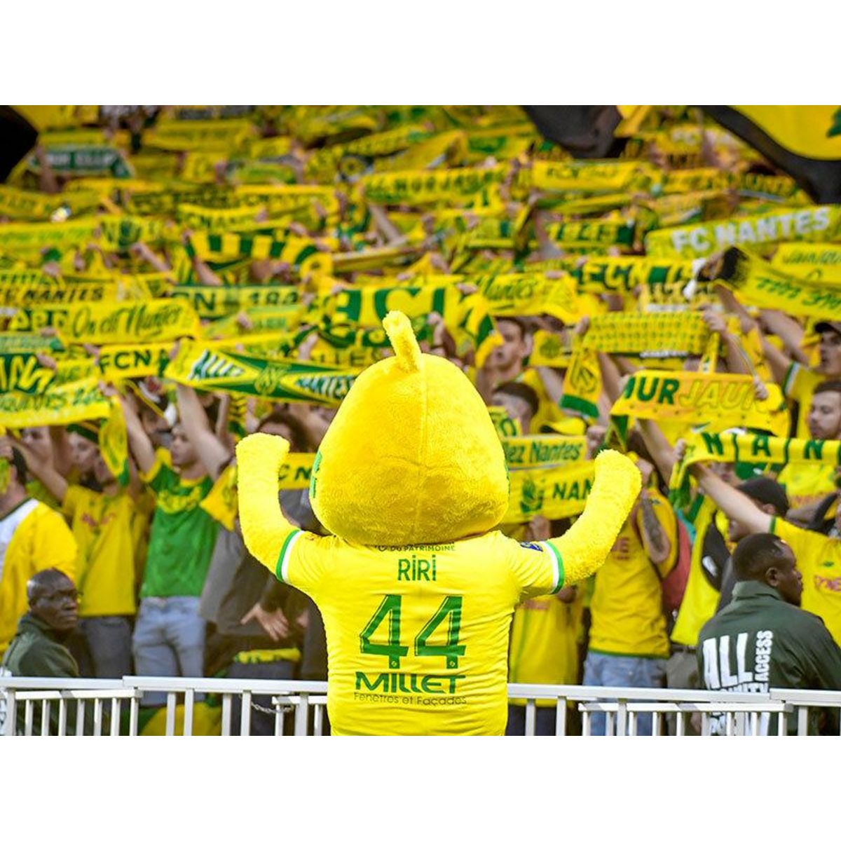 Smartbox FC Nantes : bon cadeau de 99,90 € sur la billetterie pour un match au choix pour 2 personnes - Coffret Cadeau Sport & Aventure