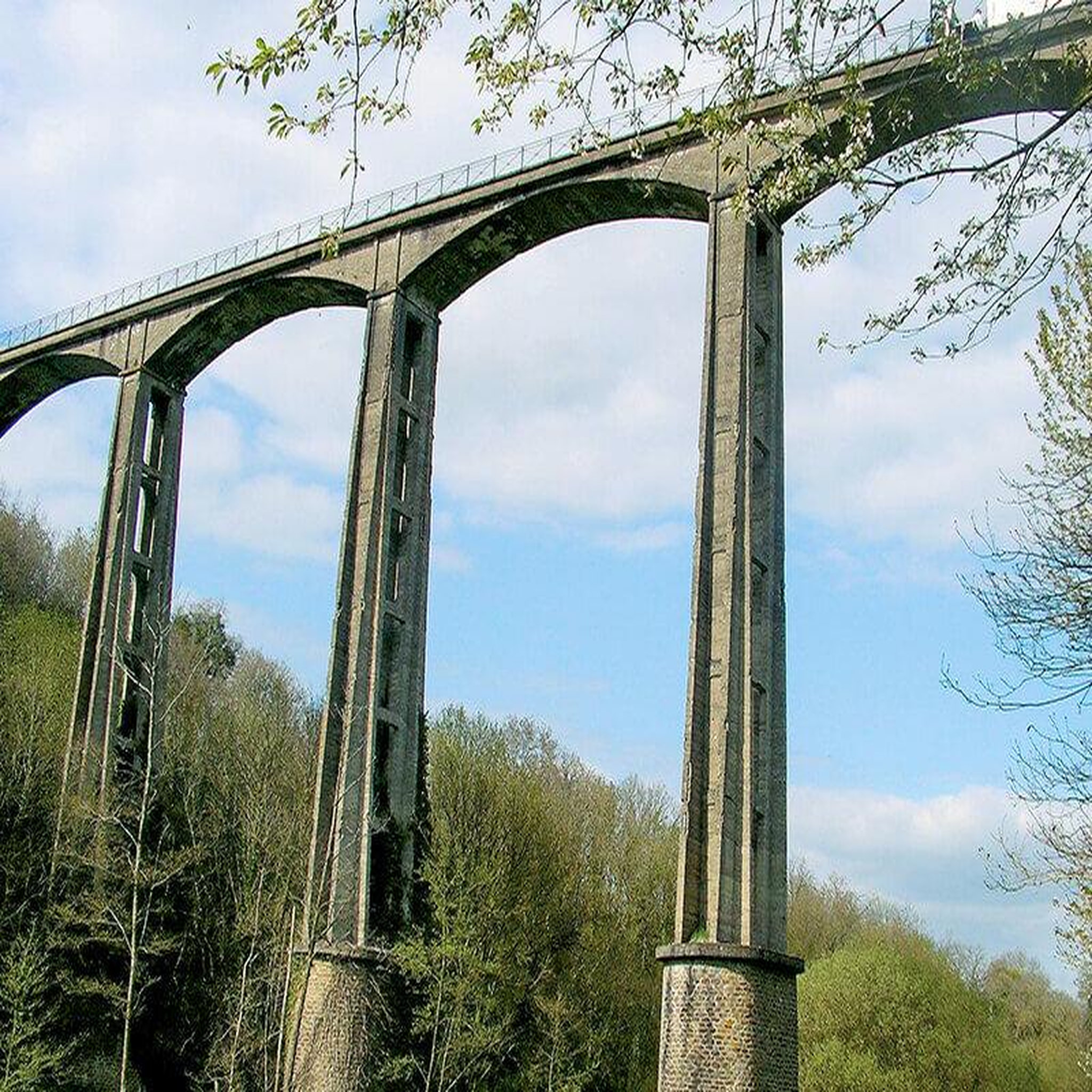 Voir la diapositive 4 : Smartbox Saut à l'élastique de 45 mètres au viaduc saint-georges-le-gaultier - coffret cadeau sport & aventure