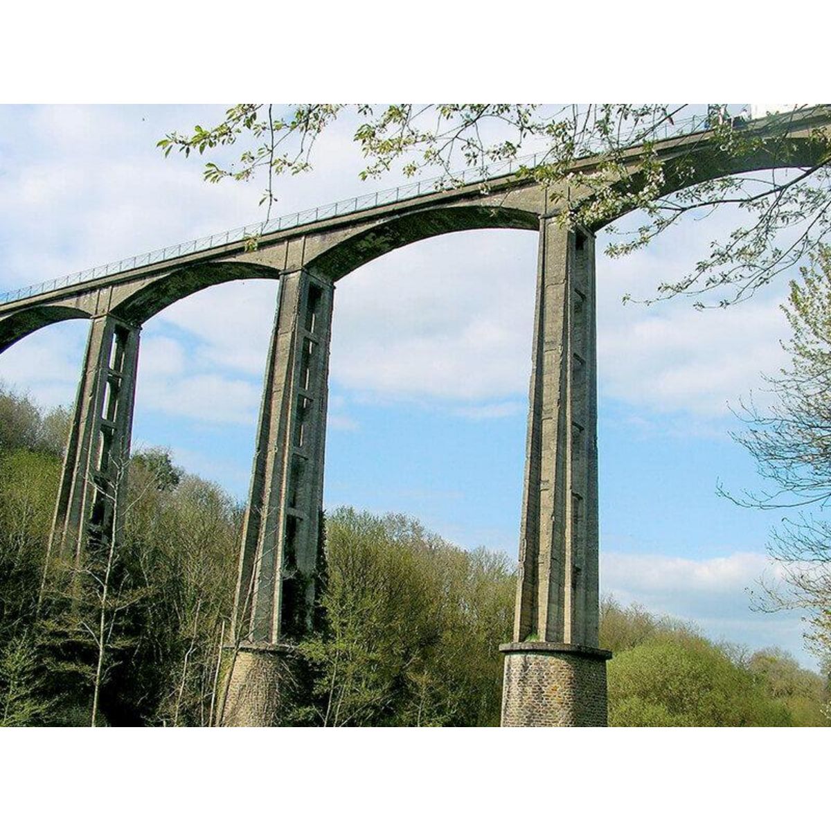 Smartbox Saut à l'élastique de 45 mètres au viaduc Saint-Georges-le-Gaultier - Coffret Cadeau Sport & Aventure