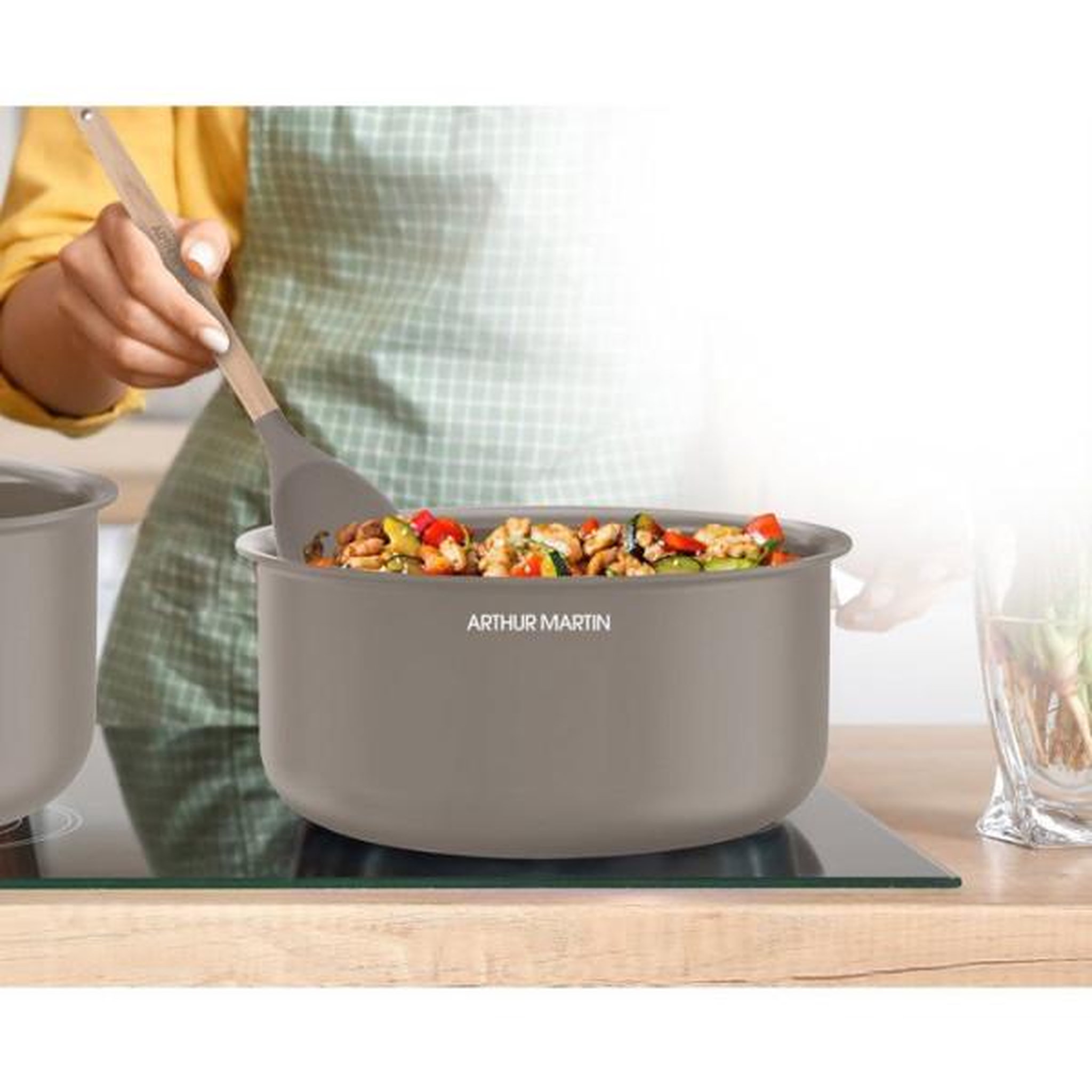 Voir la diapositive 6 : Arthur Martin Batterie de cuisine - Tous feux dont induction - ARTHUR MARTIN – Revetement céramique - 18 pieces - Poignée amovible effet b