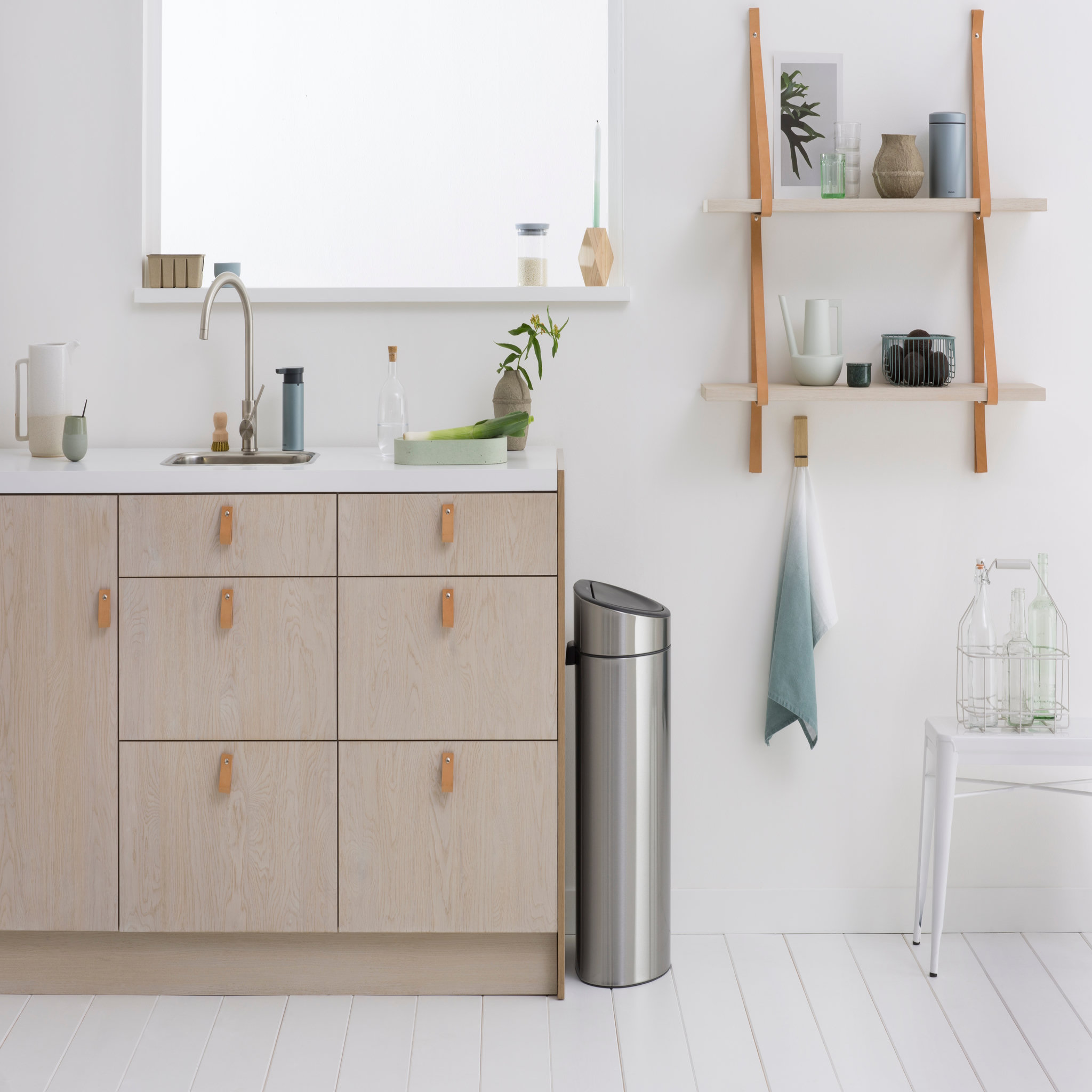 Voir la diapositive 5 : BRABANTIA Poubelle Touche Bin 40L MATT STEEL