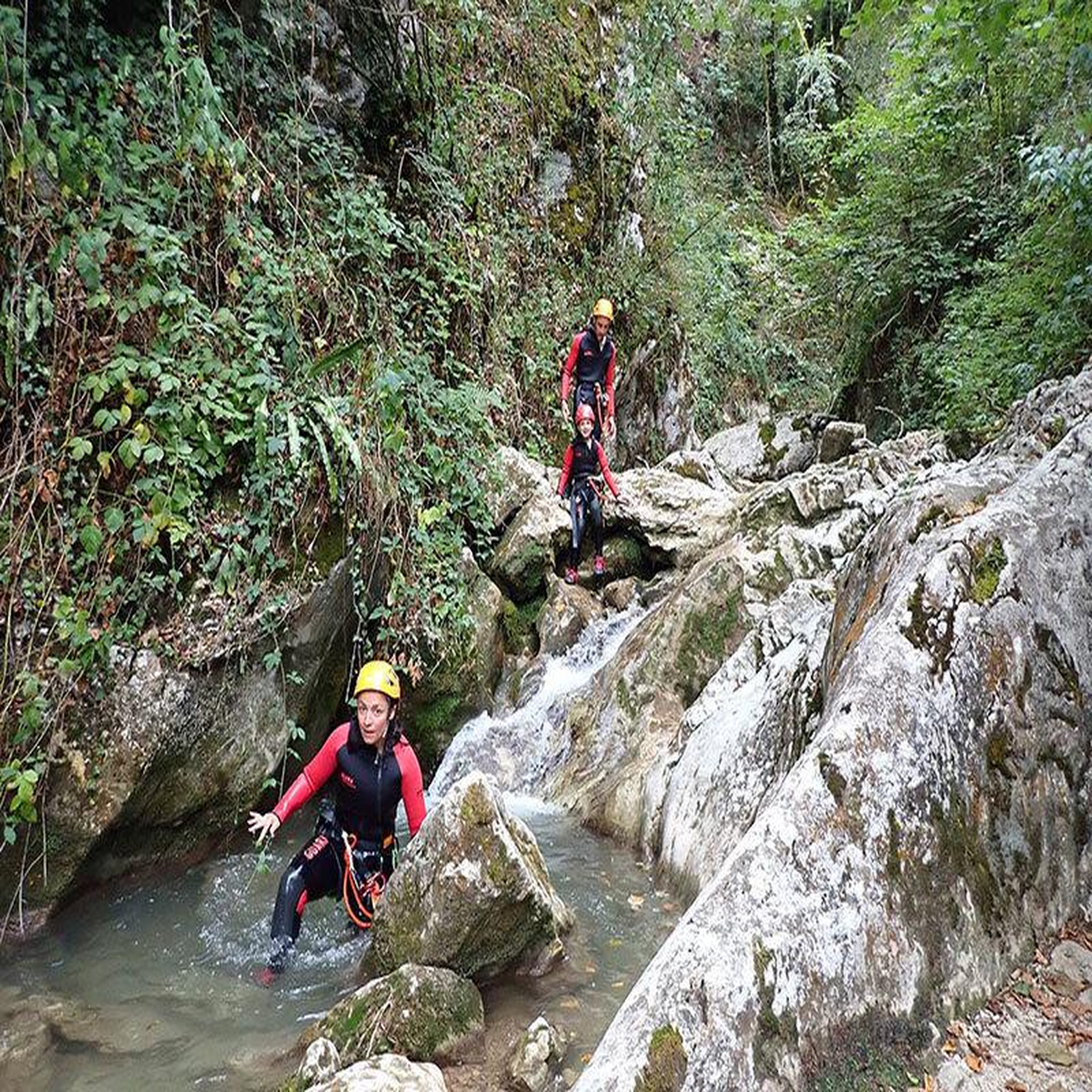 Voir la diapositive 4 : Smartbox Session de canyoning de 3h30 pour 3 personnes près de grenoble - coffret cadeau sport & aventure