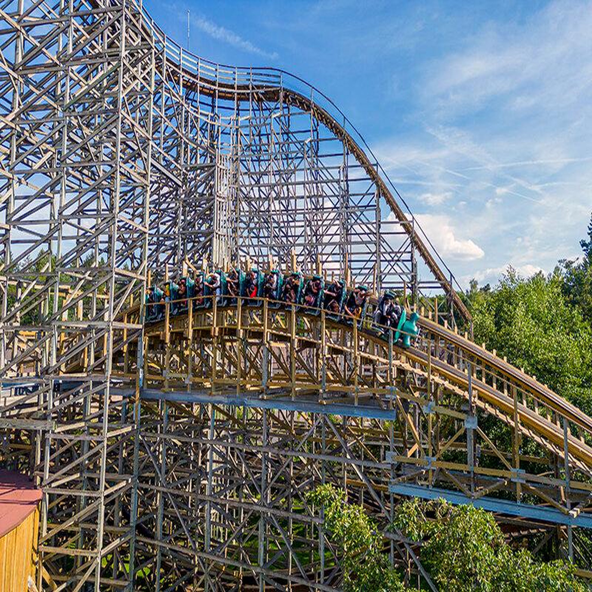 Voir la diapositive 5 : Smartbox Parc Astérix 2025 - Séjour 2 jours / 1 nuit - Hôtel La Cité Suspendue en haute saison - Coffret Cadeau Séjour
