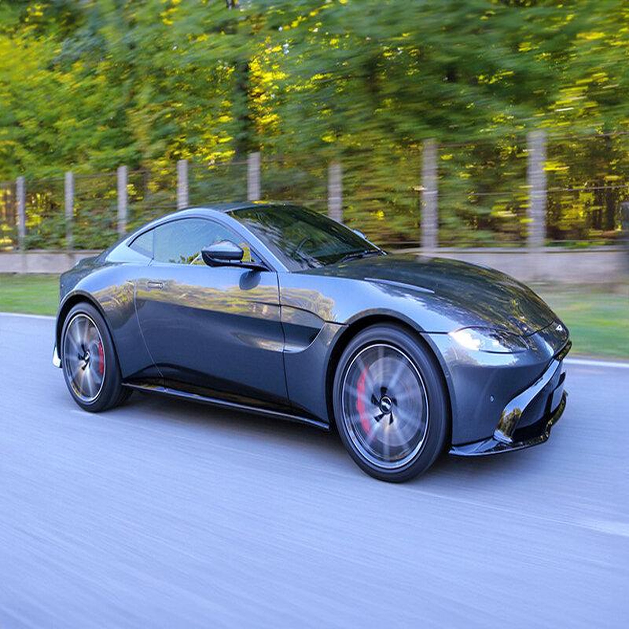 Voir la diapositive 4 : Smartbox Stage de pilotage : 3 tours sur le circuit du Roussillon en Aston-Martin Vantage - Coffret Cadeau Sport & Aventure