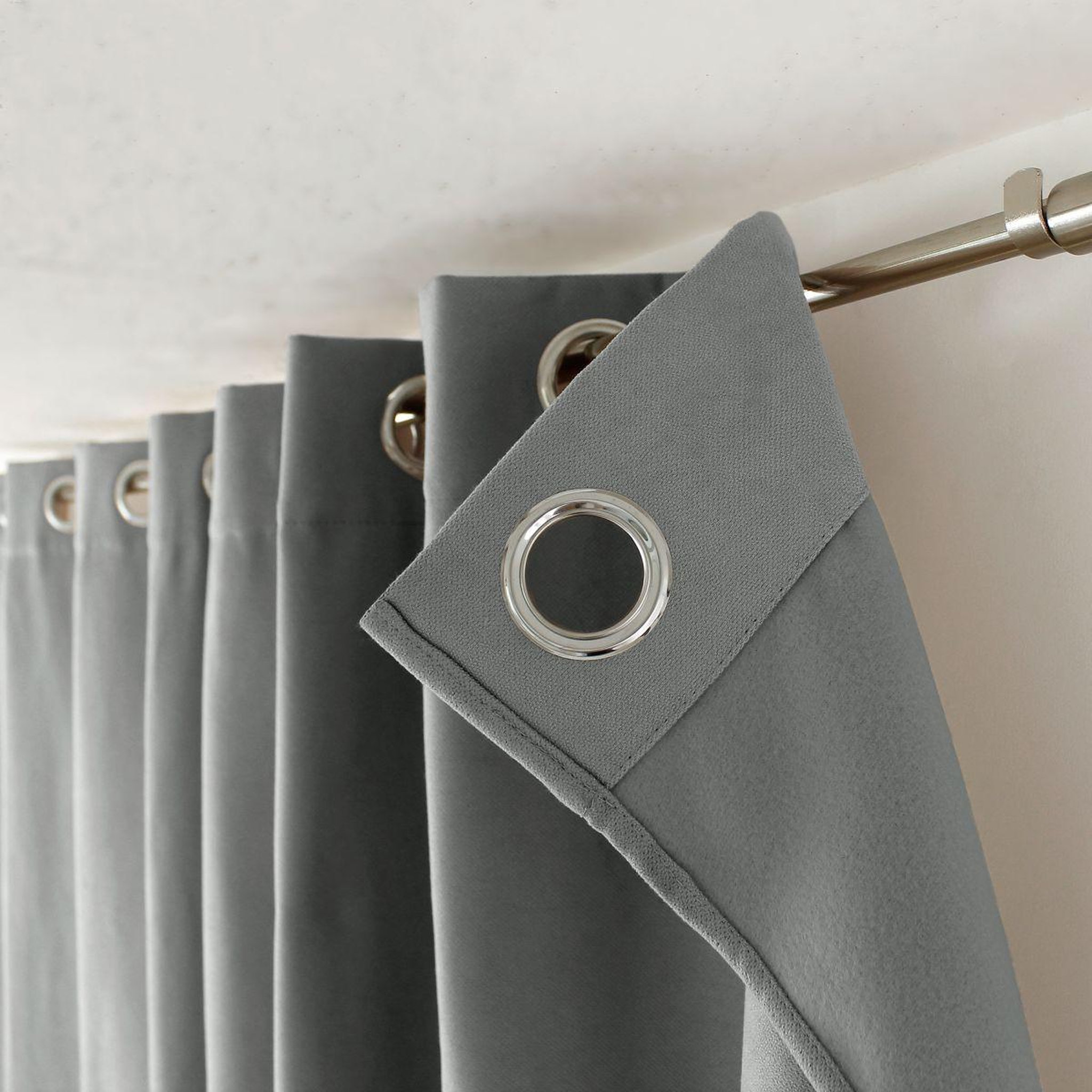 Voir la diapositive 2 : ENJOY HOME Rideau thermique occultant  nordica  135x240cm gris clair