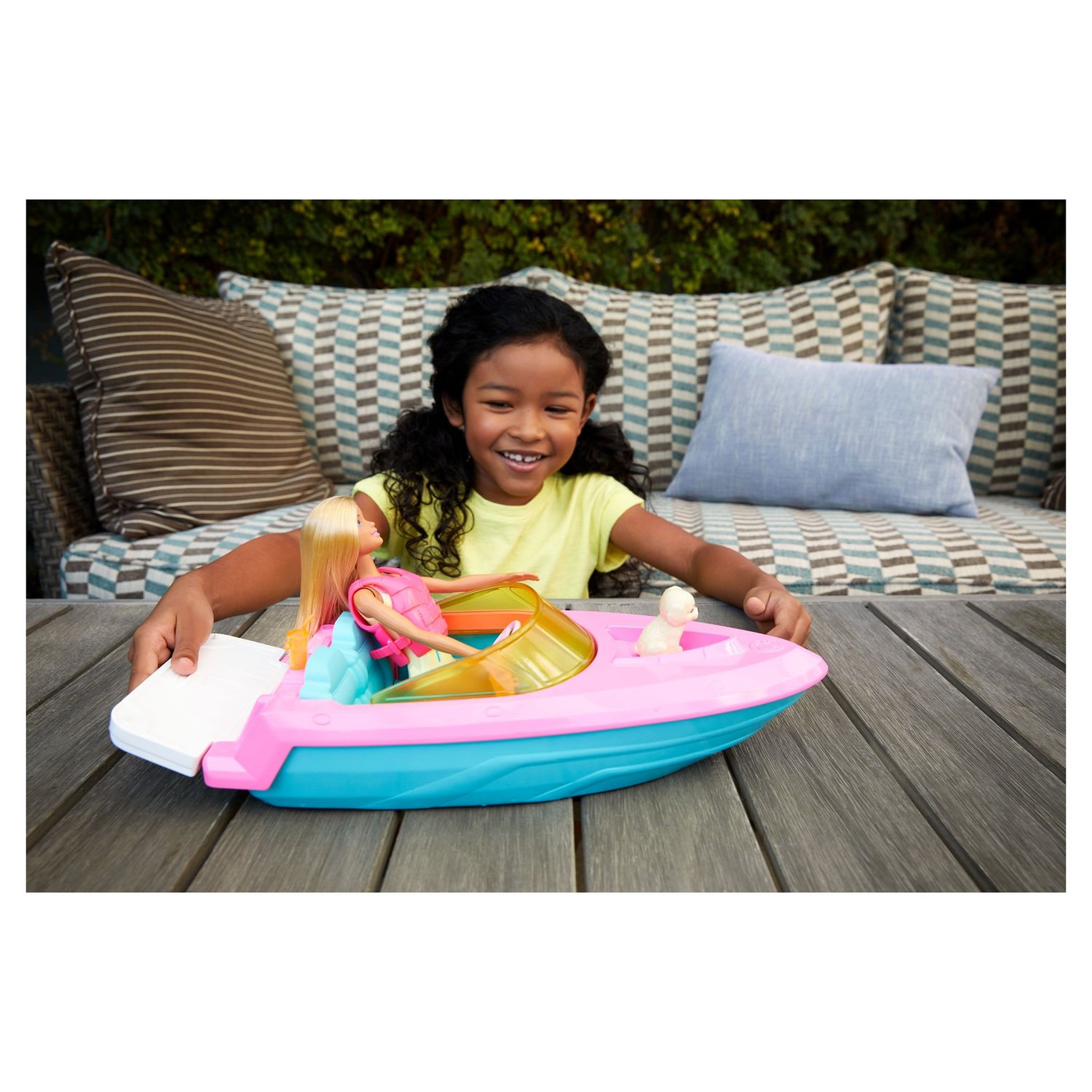 Voir la diapositive 4 : MATTEL Poupée Barbie et son bateau