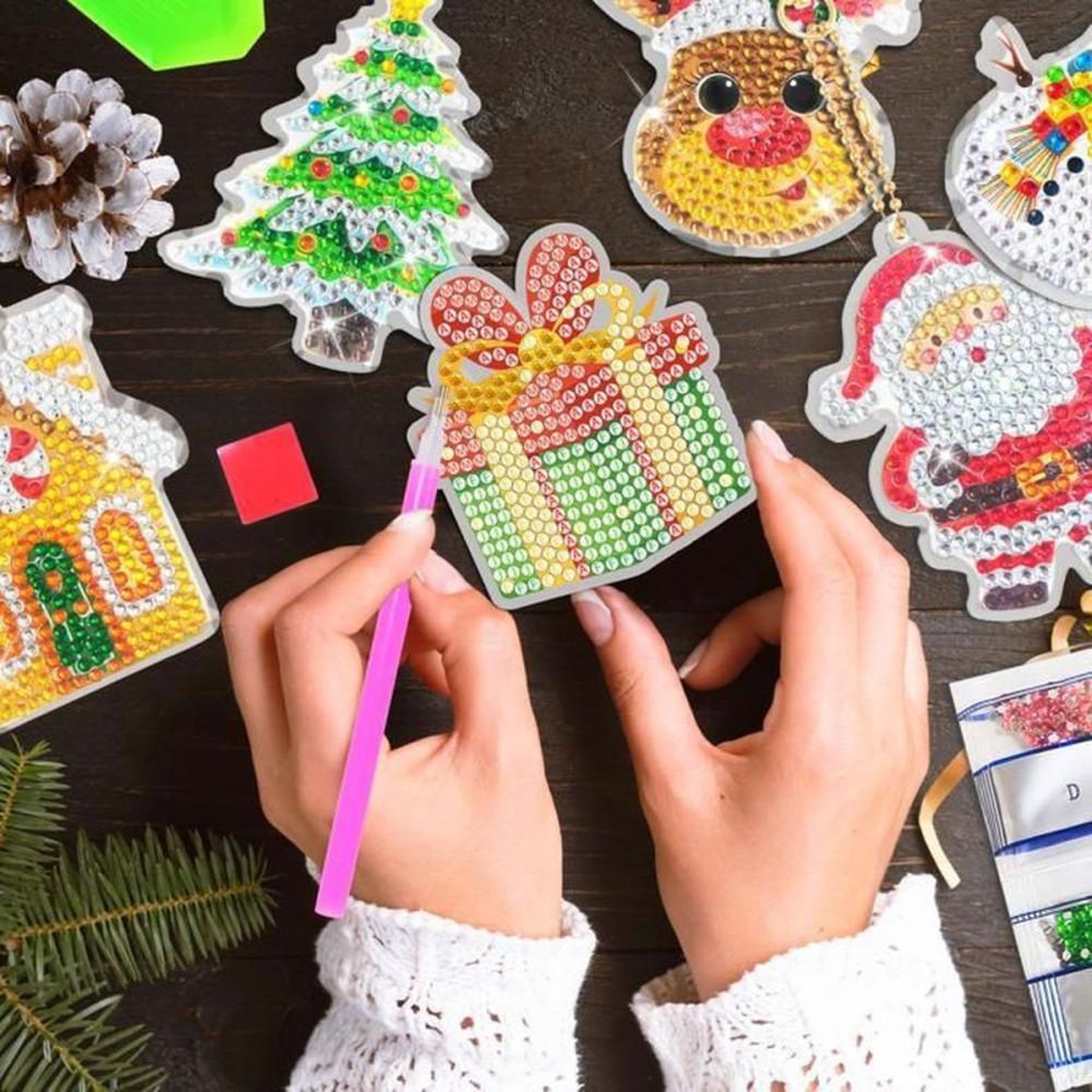 Voir la diapositive 4 : Décoration Noël diamant 5D couronne multicolore sur plaque acrylique, kit avec 12 porte-clés strass et stylo applicateur