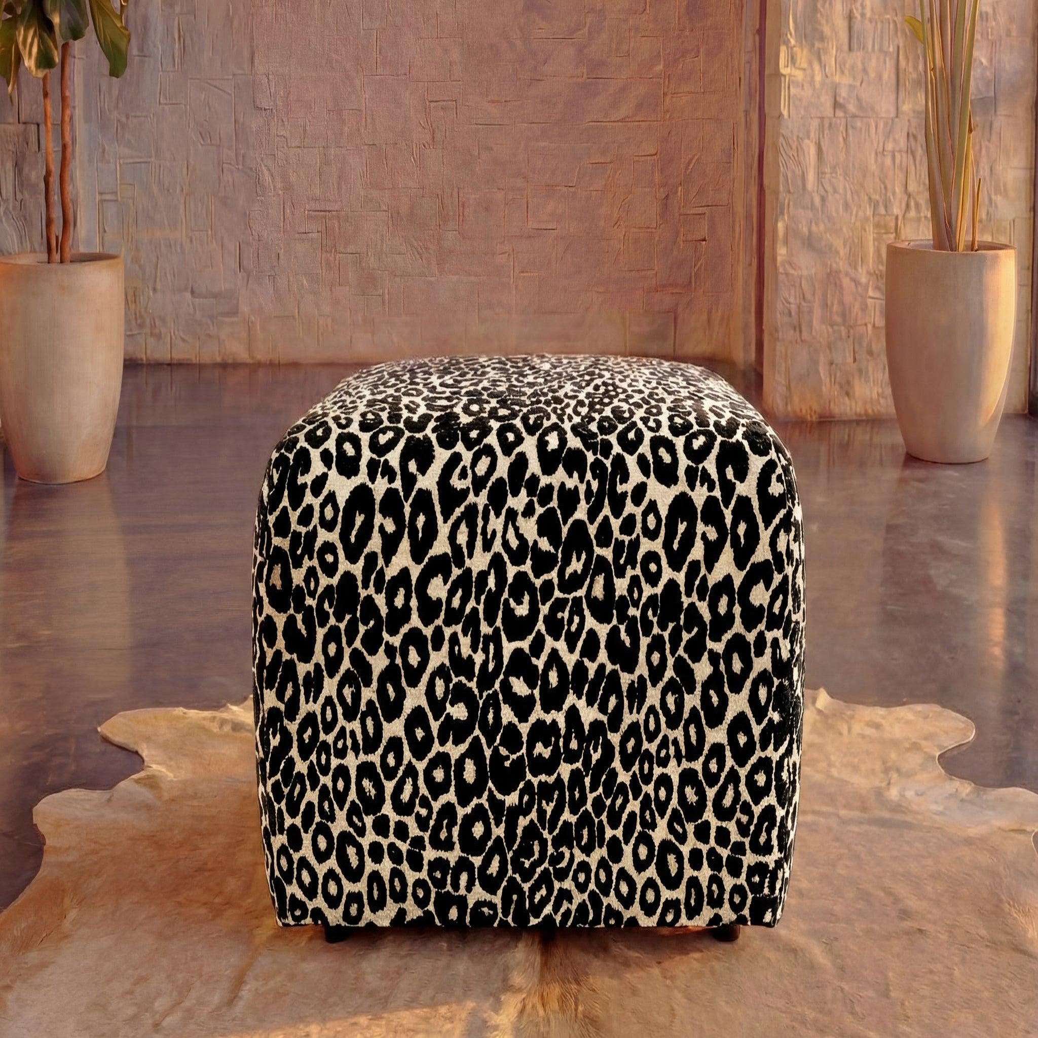 Voir la diapositive 4 : CASANOVA PARIS Elio - pouf en tissu imprimé animalier beige 74x74x41