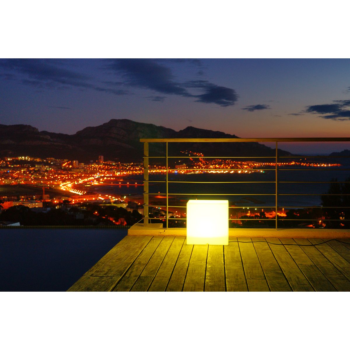 Cube lumineux multicolore