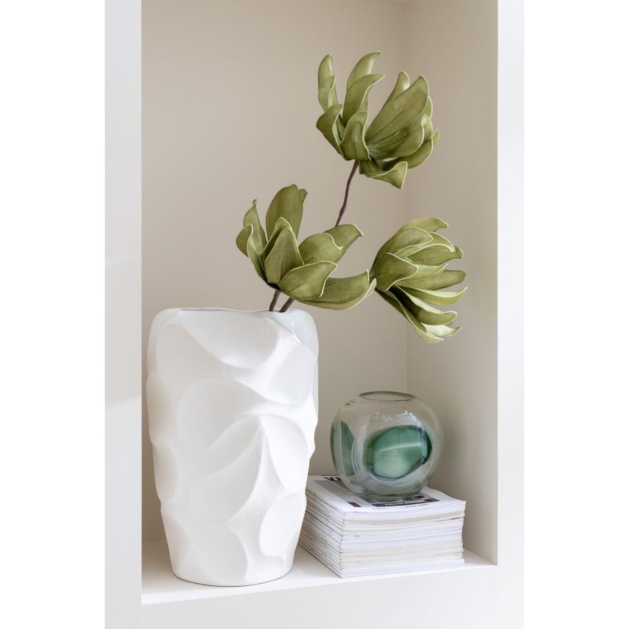 Voir la diapositive 5 : J-LINE Vase design en argile  mirena  43cm blanc