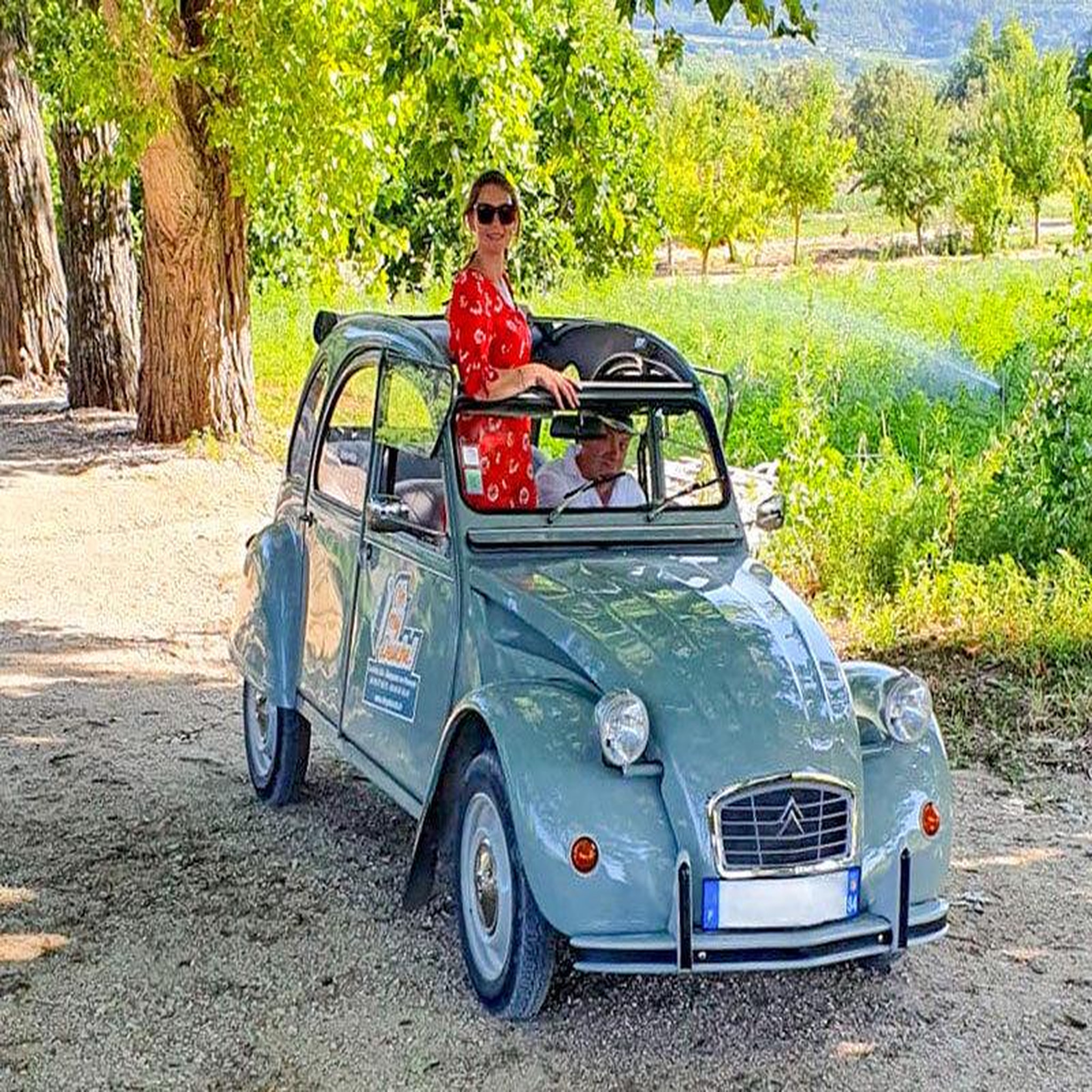 Voir la diapositive 3 : Smartbox Excursion en 2 cv de 4h à travers les vignobles de provence avec dégustation de vin - coffret cadeau sport & aventure