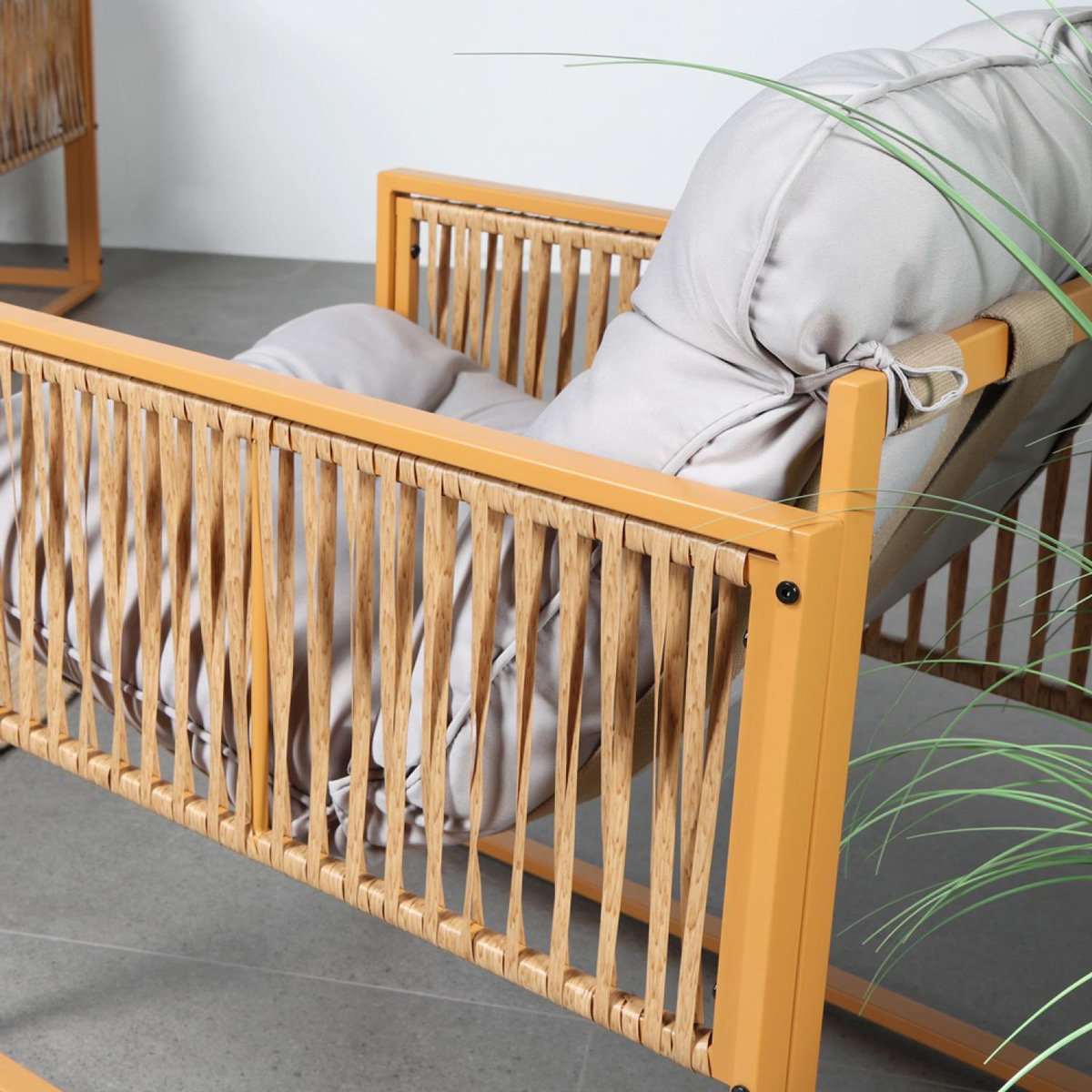 CONCEPT USINE Salon de jardin 4 places effet rotin coussins gris clair TURINI