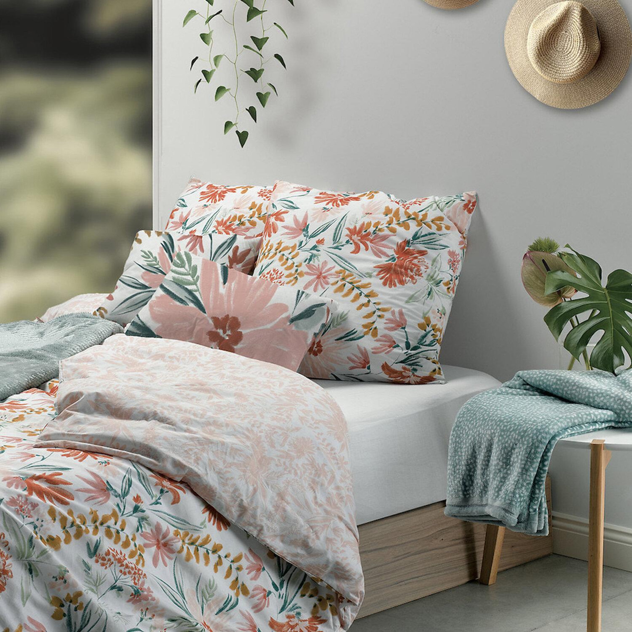 Voir la diapositive 2 : Les Ateliers du Linge Coussin imprimé 100%coton marna