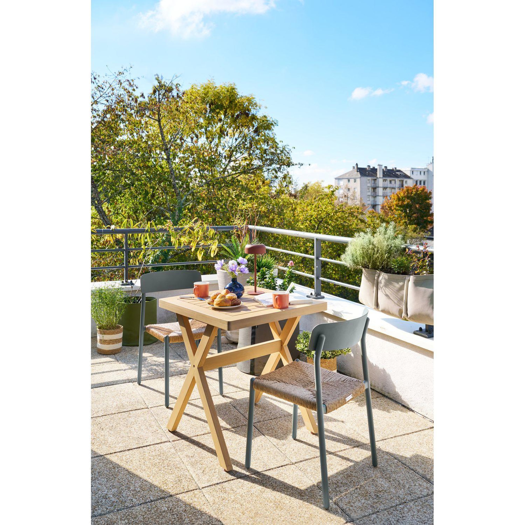 Voir la diapositive 4 : HESPERIDE Table de jardin carrée en bois 2 places XENIA - Beige