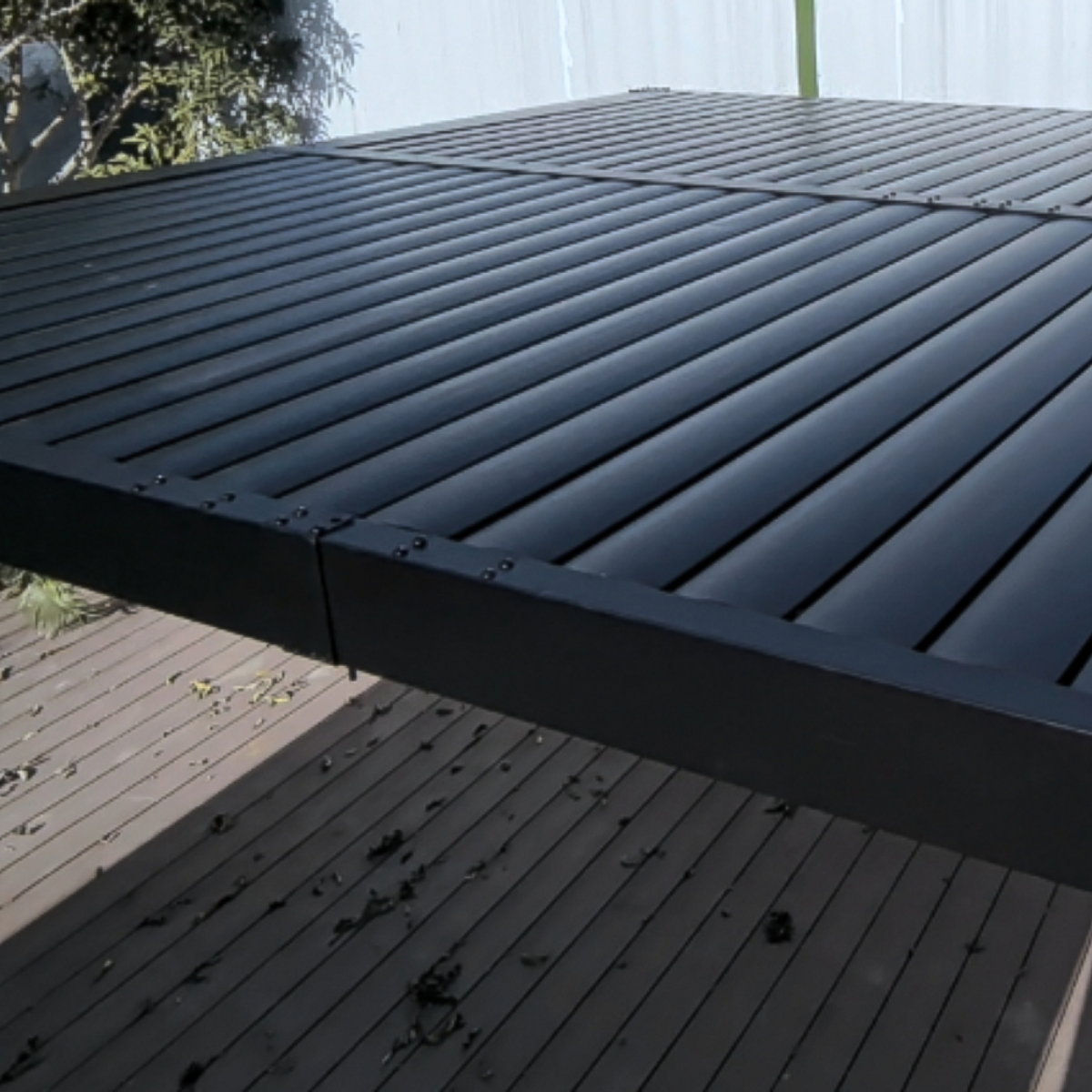 CONCEPT USINE Pergola bioclimatique 4x3m structure en aluminium noir HYDRA