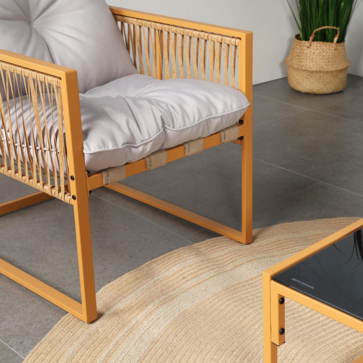 CONCEPT USINE Salon de jardin 4 places effet rotin coussins gris clair TURINI