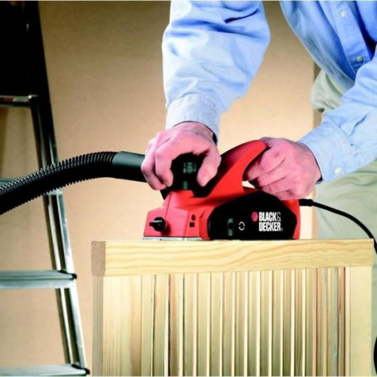 BLACK + DECKER Rabot Filaire 650W BLACK+DECKER - 82mm (Livré avec un guide parallele + buse adaptateur pour aspirateur) - KW712-QS