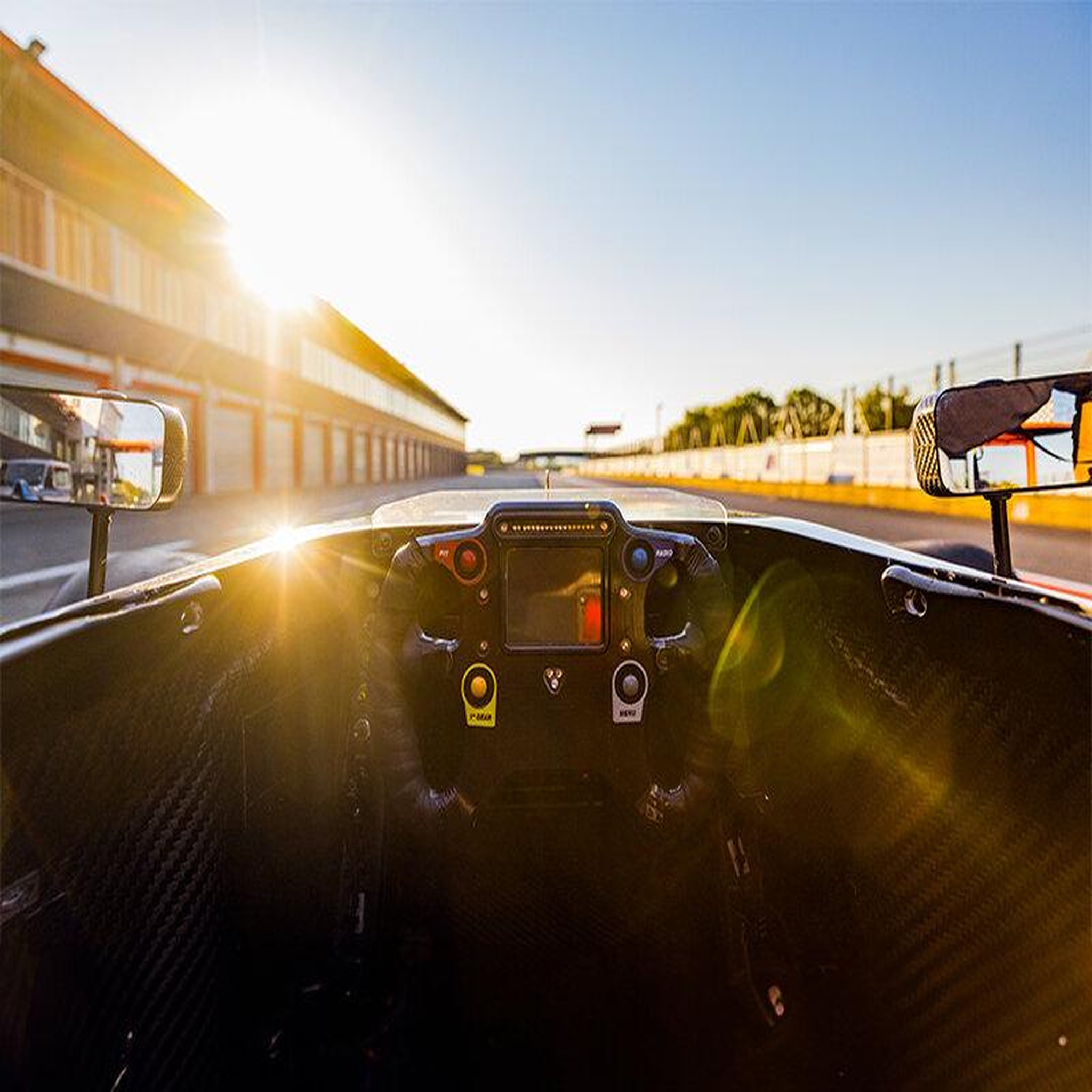 Voir la diapositive 5 : Smartbox Stage de pilotage monoplace : 24 tours sur le circuit de pau-arnos en formule 4 tatuus - coffret cadeau sport & aventure