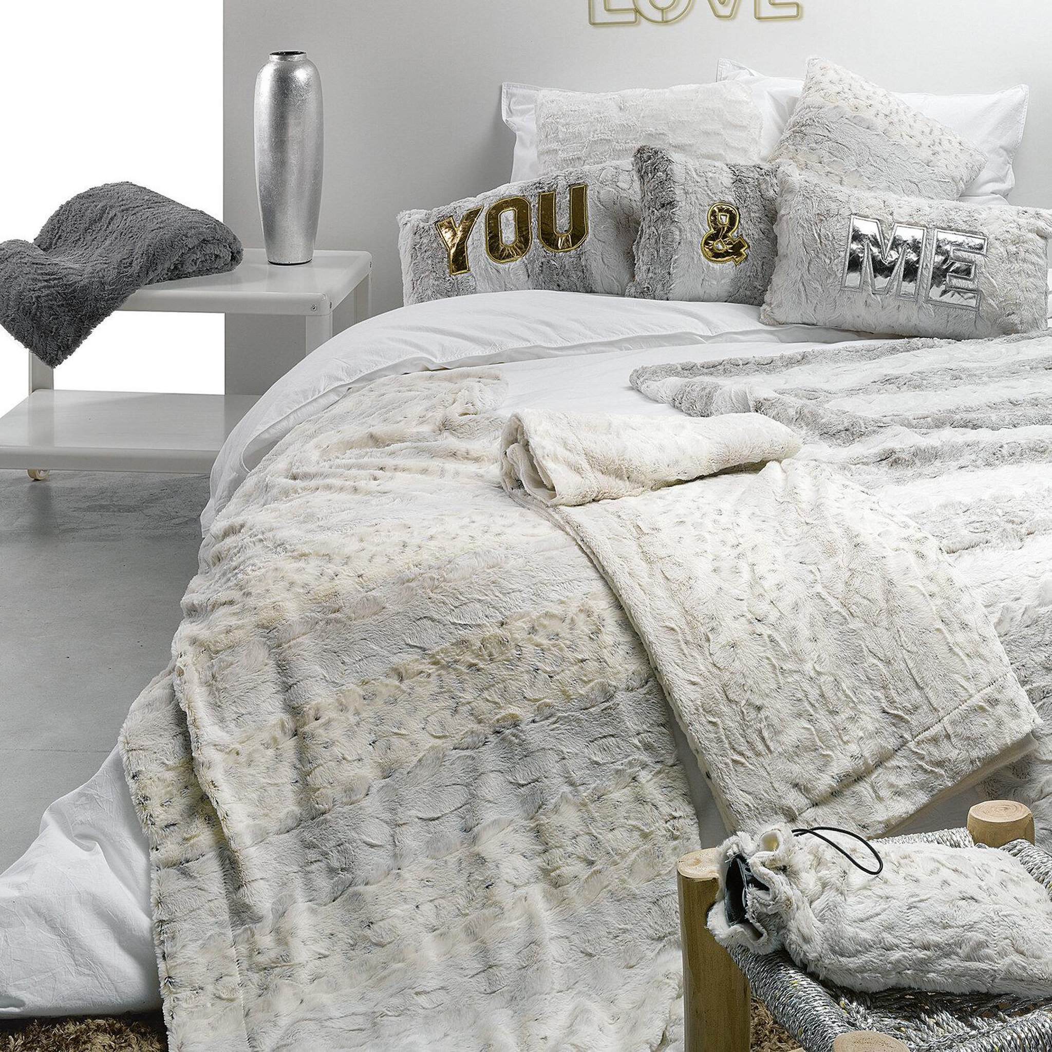 Voir la diapositive 1 : Les Ateliers du Linge Coussin fausse fourrure 100%polyester 420g chic