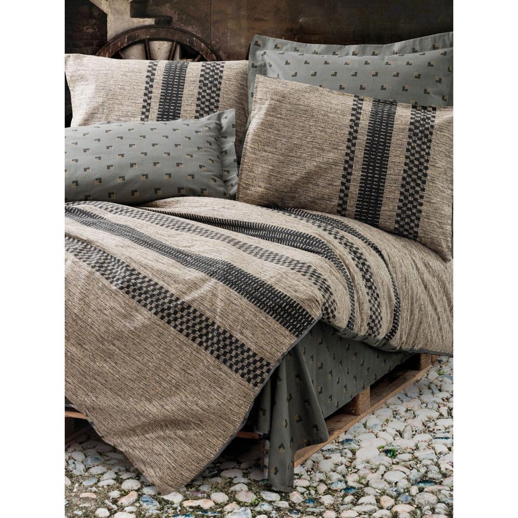 Voir la diapositive 4 : GENERIQUE Parure de lit - 1 housse de couette 140 x 200 cm + 2 taies d'oreiller 60 x 60 cm - 100% coton renforcé - Brun