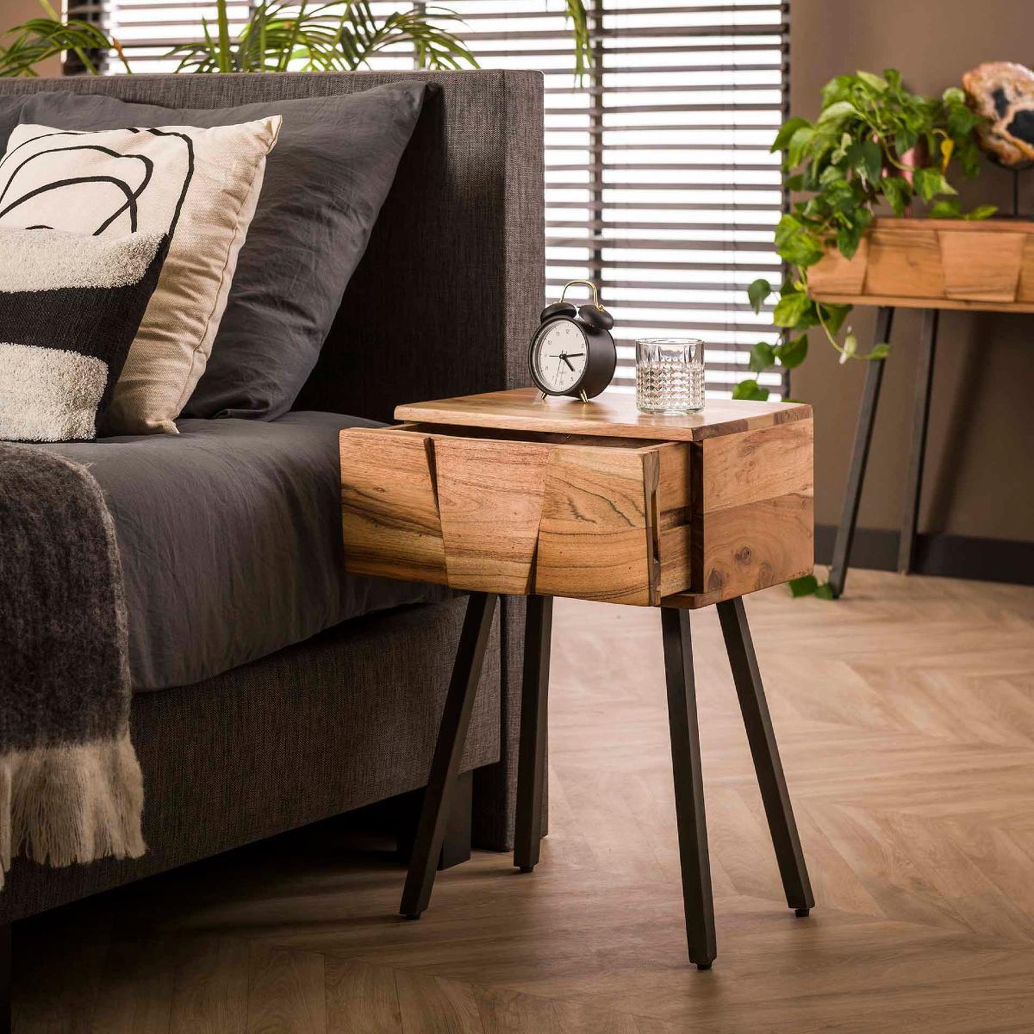 Voir la diapositive 3 : JLC KREATION Table de chevet en bois massif DINO