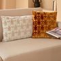 Voir la diapositive 5 : ATMOSPHERA Coussin Jacquard en Velours  Luna  40x40cm Ocre
