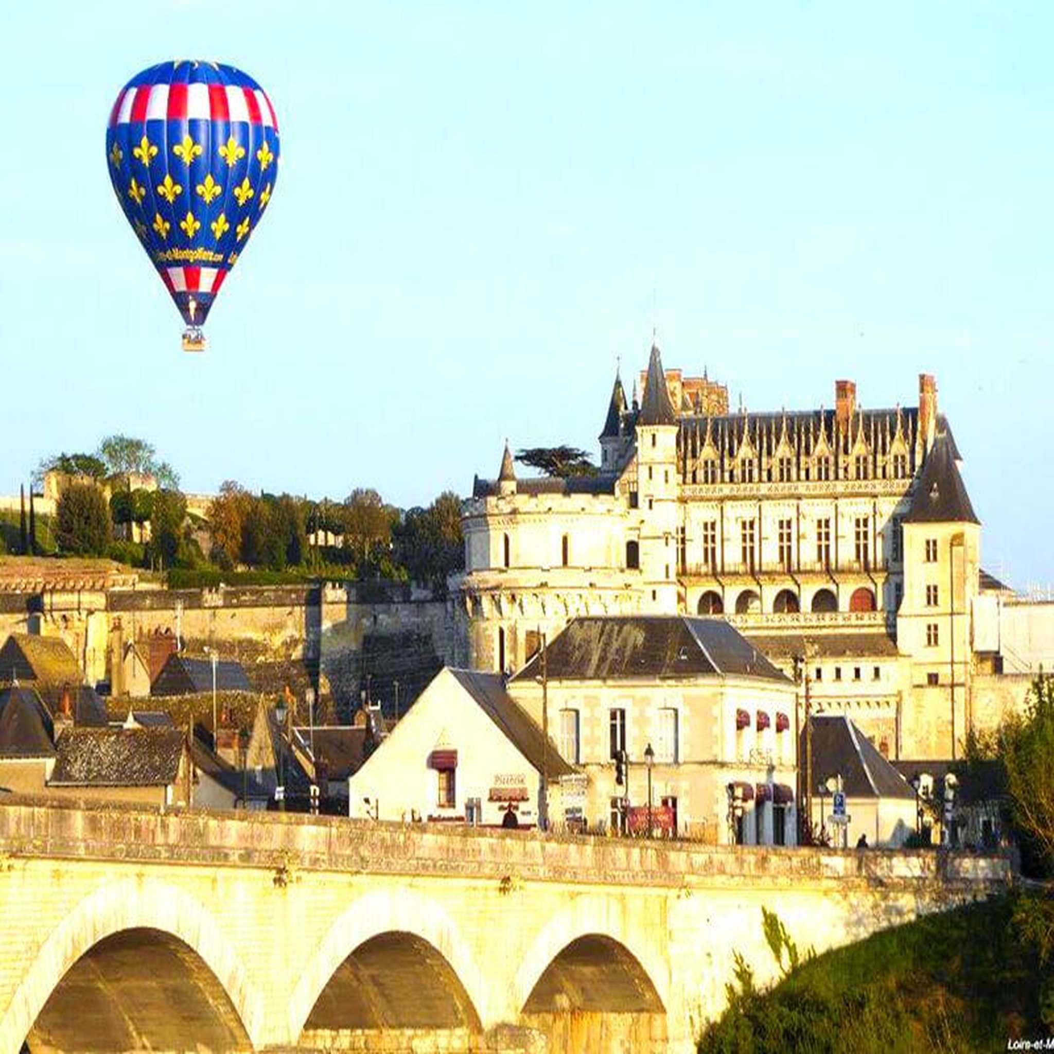 Voir la diapositive 5 : Smartbox 3 jours avec vol en montgolfière pour 2 au-dessus des châteaux de la loire - coffret cadeau multi-thèmes