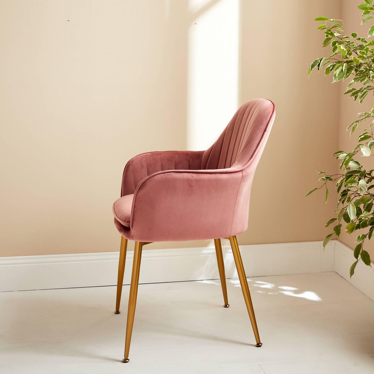 SWEEEK Fauteuil en velours vieux rose et pieds en métal doré. Shella L 58 x P 58 x H 85