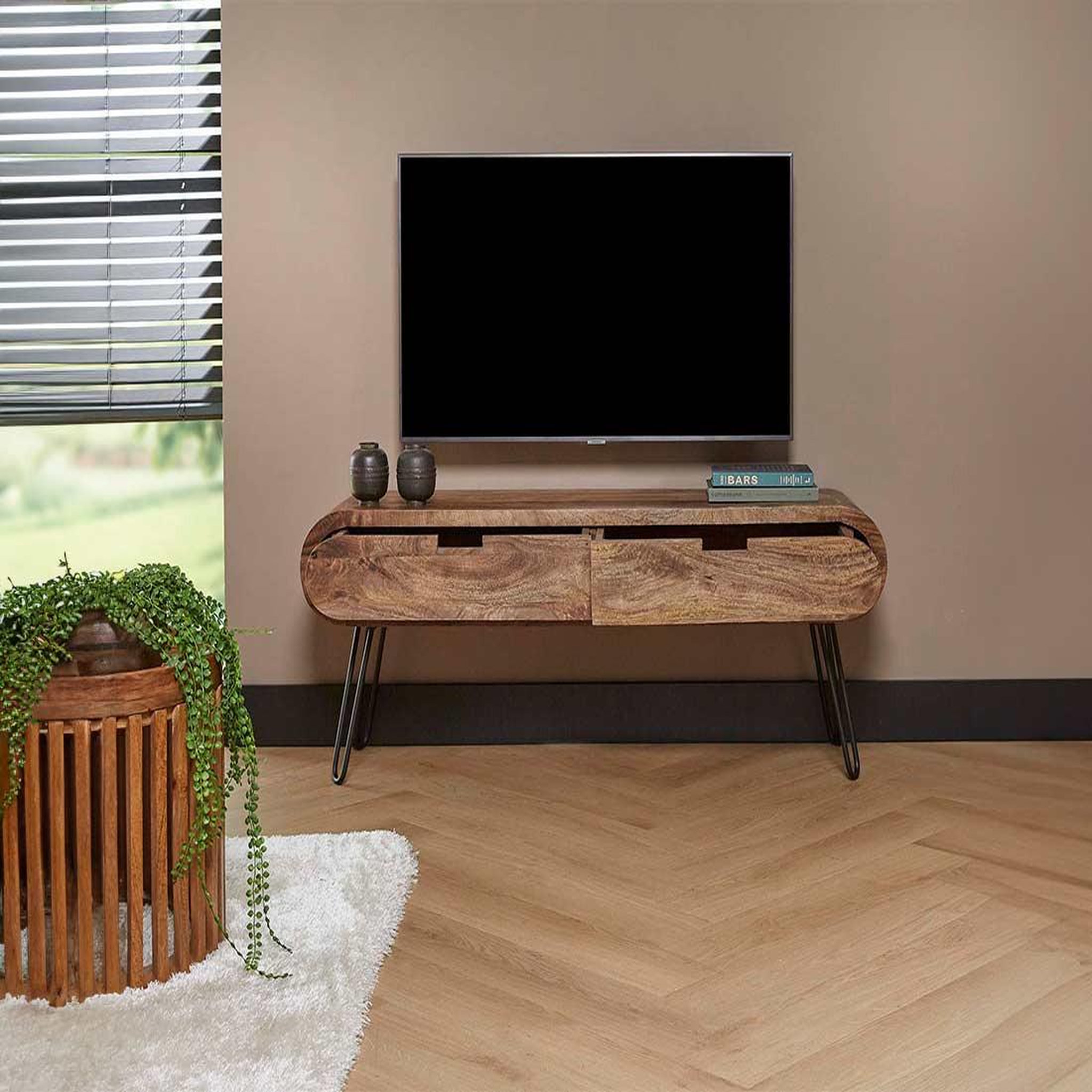 Voir la diapositive 2 : LISA DESIGN Kampur - meuble tv - bois massif de manguier - 135 cm