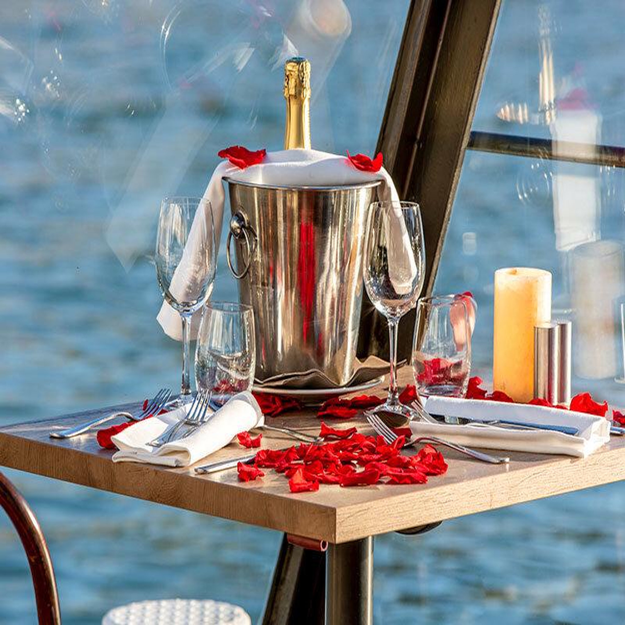 Voir la diapositive 2 : Smartbox Croisière sur la seine à paris avec dîner et champagne pour 2 - coffret cadeau gastronomie