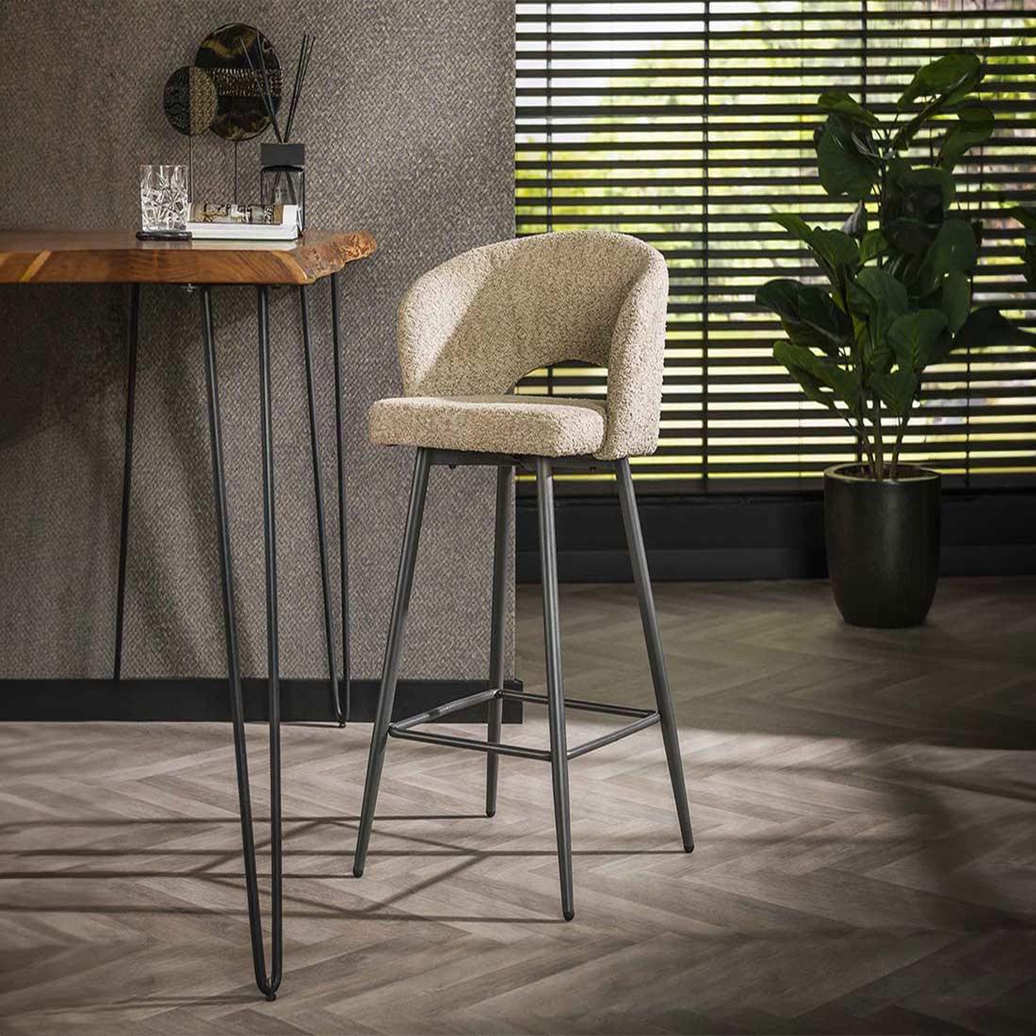 Voir la diapositive 3 : LISA DESIGN Pattaya - lot de 2 tabourets de bar - en tissu bouclette sable