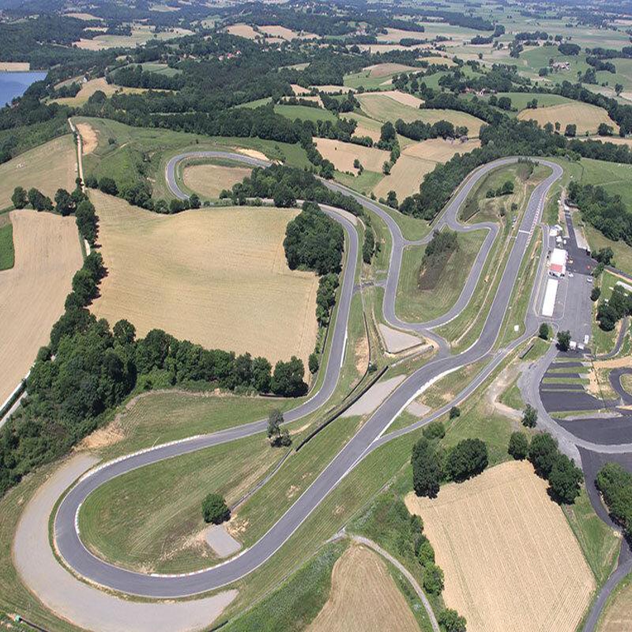 Voir la diapositive 2 : Smartbox Pilotage à sensations : 2 ou 3 tours sur le circuit de pau-arnos - coffret cadeau sport & aventure