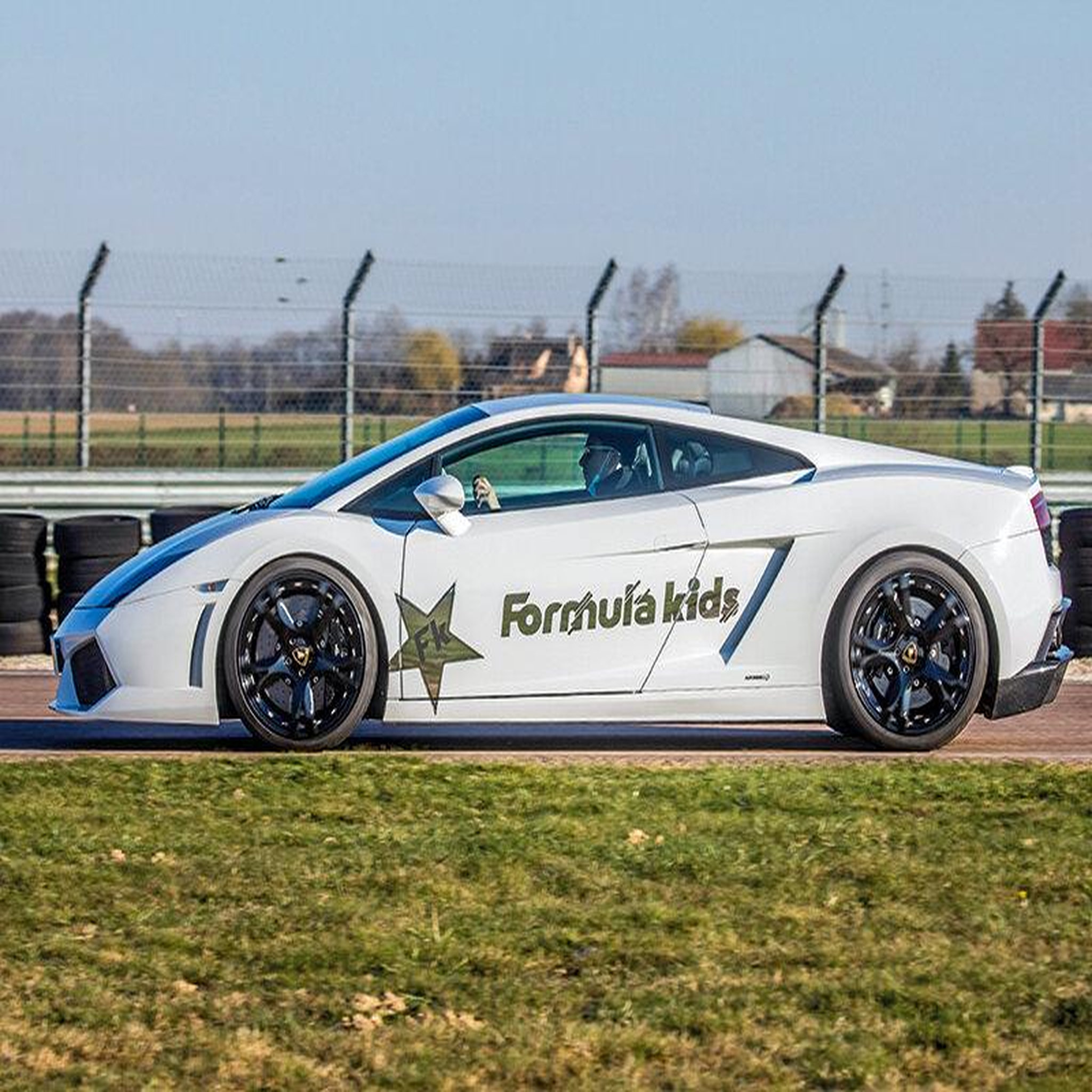 Voir la diapositive 2 : Smartbox Stage pilotage enfant : 5 ou 6 tours de circuit au volant d'une lamborghini gallardo - coffret cadeau sport & aventure